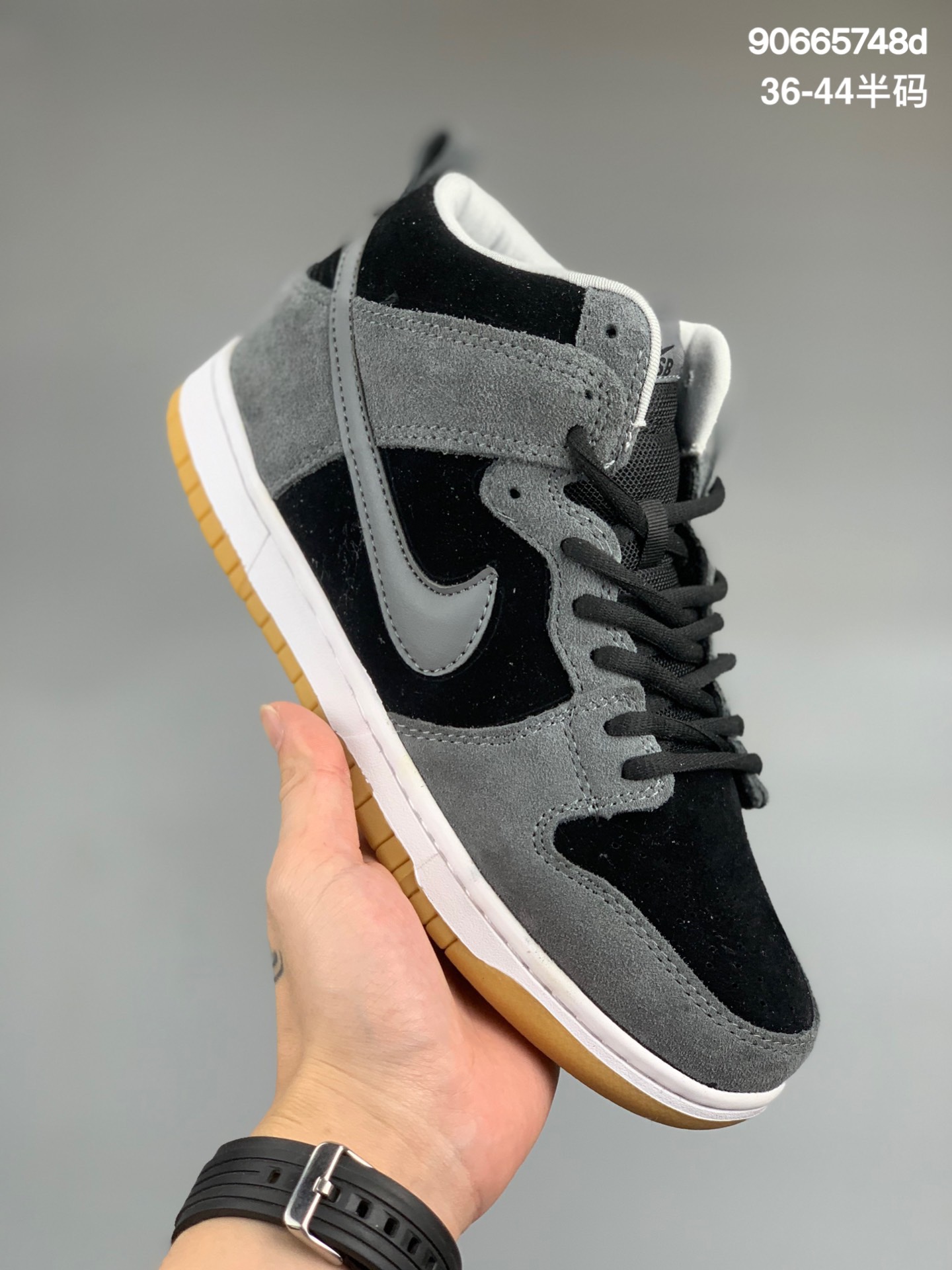 
耐克Nike SB Dunk Low 复古高帮休闲运动滑板板鞋。采用脚感柔软舒适ZoomAir气垫，有效吸收滑板等极限运动在落地时带来的冲击力，为街头运动者们提供更好的保护。 
货号：BQ6817
尺码:36 36.5 37.5 38 38.5 39 40 40.5 41 42 42.5 43 44 45
编码:90665748d