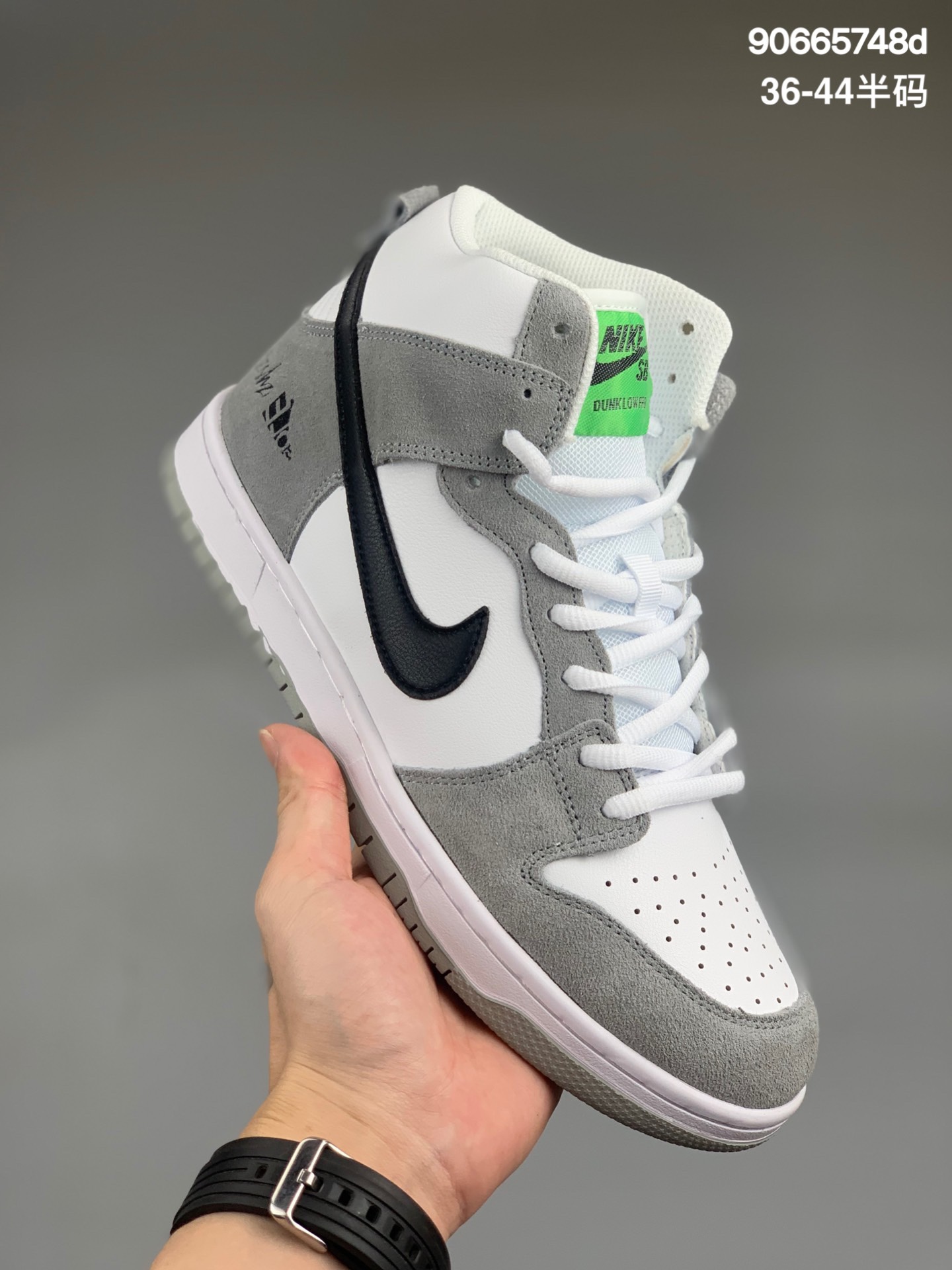 
耐克Nike SB Dunk Low 复古高帮休闲运动滑板板鞋。采用脚感柔软舒适ZoomAir气垫，有效吸收滑板等极限运动在落地时带来的冲击力，为街头运动者们提供更好的保护。 
货号：BQ6817
尺码:36 36.5 37.5 38 38.5 39 40 40.5 41 42 42.5 43 44 45
编码:90665748d