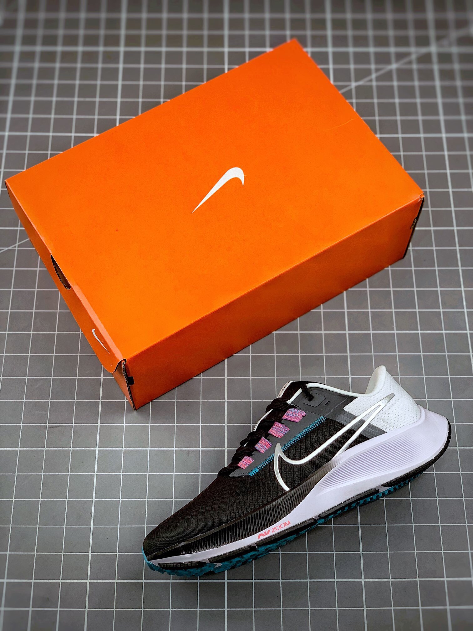 💰150真标💰180公司级💰220纯原版 耐克 zoom pegasus 38 黑白38代飞马涡轮增压马拉松慢跑鞋 
官方货号：cw7356-003
size：36 36.5 37.5 38 38.5 39 40 40.5 41 42 42.5 43 44 44.5 45

主营：阿迪达斯 耐克 匡威 万斯 麦昆 古驰 斯凯奇 nb 新百伦 斐乐 巴黎世家 
椰子350 椰子500 椰子700 m2k 贝壳头 1970s 三叶草 nb550 nb327 nb992
古驰做旧 古驰小脏鞋 古驰小蜜蜂 sb dunk 空军一号 老爹鞋 aj1 aj3 aj4 aj5 aj11 aj34 aj36 aj312 g.t cut 闪电倒勾 篮球鞋：利拉德7 利拉德6 利拉德5 欧文7代 欧文6 欧文5 欧文4 欧文3 欧文2 欧文1 詹姆斯18代 詹姆斯17 詹姆斯16 詹姆斯15 詹姆斯14 詹姆斯13 詹姆斯12 詹姆斯11 詹姆斯5 詹姆斯4 科比5代 科比1 科比4 科比7 科比8 科比9 科比10 科比12 字母哥2代 字母哥1代 字母哥3代 哈登5代 哈登4代 哈登3 哈登2 哈登1 库里8代 库里7 库里6 库里5 库里4 ……系列 欢
#原盒配件 原厂中底钢印、拉帮完美
Size:36 36.5 37.5 38 38.5 39 40 40.5 41 42 42.5 43 44 44.5 45
现货跑量工厂长期主打款真正的好货不靠吹嘘
质量我们替你把关，你还在犹豫什么，撸起袖子加油干。
全部男女鞋，真标真爆带半码
耐克 阿迪达斯 三叶草 椰子350 v2 sb dunk 古驰脏脏鞋 麦昆 匡威1970s 万斯 vans 范斯 新百伦 乔丹 air jordan 亚瑟士 斯凯奇 斐乐 彪马 锐步 mlb  fila 鬼冢虎 莆田鞋   板鞋 樱花粉  af1 高帮 纯白 复古  满天星 解构 鞋盾   小麦色  蓝粉  马卡龙 低帮 独角兽 鸳鸯 联名 童鞋  冰淇淋  骨白冰蓝  白蓝 黑色 小白鞋 电玩像素 黑白 涂鸦 镭射 雾霾 白色  diy  1970s 夜光  大童 泼墨 中帮 黑武士 洛克公园 魔术贴 情侣 经典 四钩 奶咖色 刮刮乐 白丝绸 白银 3m 反光 白绿夜光 白橙双钩 小雏菊  权志龙 白绿橙 off white 飞线  金钩 冰块 小银钩 笑脸 缝线  剪纸 纯黑 蓝丝绸  情人节限定  白金 蓝白 354 黑曜石   熊猫 像素  冰蓝 四小勾 水晶底 寿桃 洞洞鞋 彩虹像素  灰色 air force 1 黑色   拖鞋 aj4 aj35 aj11 篮球鞋 莆田 aj3 aj6 aj13 aj7 童鞋 儿童鞋  aj312   aj36 黑白奥利奥  传奇蓝  aj32  限量版 飞人拖鞋 康扣  熊猫 北卡蓝  low  白水泥  藤原浩  aj34郭艾伦 影子灰  蒂芙尼绿 aj10 倒钩  aj9 冰雪奇缘 黑曜石 aj31  aj270 球鞋  大魔王 冰激凌  樱木花道  热熔岩  迪奥联名  胭脂红 凉鞋 aj15  满天星 水泥灰 芝加哥 鸳鸯 aj28  情侣 aj28 樱花粉 电玩像素 北卡蓝 小迪奥 粉色 樱花粉 电玩像素  烟灰 变色龙 兵马俑 大巴黎 aj16  兔八哥  马卡龙  大学蓝 aj30 黑水泥  白蛇 叶绿素 火影 白水泥 情人节限定 粉蛇 黑红 球鞋gtcut   kobe球鞋 zoom kobe 500黑武士 2022r nike星空 gt球鞋 zoom跑鞋 纽巴伦990 nikecourt女鞋 zoom aj1 nb827 斐乐hike nike青花瓷 aj镭射 科6 next跑鞋 宇航员2.0 小白鞋 男鞋 运动鞋 斯凯奇 斐乐 板鞋 aj 彪马 新百伦 亚瑟士 new balance adidas 阿迪达斯 篮球鞋 空军一号 纯白  跑步鞋 vision street wear puma 女运动休闲鞋 nb  情侣鞋 球鞋 dunk 美津浓 欧文7  运动鞋女款跑步鞋 休闲男鞋  aj1 拖鞋 耐克鞋男新款 鞋子 童鞋 男款  飞马  zoom 超级飞马 跑鞋  老爹鞋 air max 儿童鞋子 男士 飞马38 m2k 日落 黑白熊猫  女款  飞马39  男款 阿甘鞋 飞马37  夏季  dunk sb 华夫鞋 凉鞋  开拓者 夏款 毛毛虫  气垫 air zoom 休闲鞋 高帮 帆布鞋 sacai 2022 vapormax 赤足  飞马36 af1 紫葡萄 树莓紫  winflo8 court女鞋 网鞋 zoom 破二  dc0774 拖鞋 superfly 子弹头 dunk黑白熊猫 blazer max270 欧文7 小童鞋  阿尔法 欧文8 登月 星空 莆田  黑武士 airmax97 贝壳头 三叶草 boost   forum 椰子鞋  yeezy  neo  暗夜精灵 金标 椰子 350 v2  ultraboost 清风 阿尔法 涉水鞋 ub21 ub22  forum84 ub nmd 爆米花 pro2 cut  supernova x9000 椰子500  小椰子 forum low 史密斯 椰子700  樱花系列女鞋 新百伦530 327   574   5740 满天星 992 550 990 303 nb2002ra 302 元祖灰 993 990v5 nb300 ms327 580 999 nb327新百伦 新百伦878 nb300 5740奶茶色 m5740nb5740 997 608 452 nbms327 992元祖灰 996 880 低帮  倒钩  aj1 low 北卡蓝 黑曜石  倒钩藤原浩鞋 芝加哥 禁穿 小迪奥aj1 aj1大学蓝 樱花粉 烟灰   闪电倒钩 mid  影子灰 白丝绸   黑红脚趾 黑红 马卡龙 小dior 蒂芙尼绿 黑脚趾 小摩卡 蜘蛛侠 兔八哥 莆田纯原 纯白 中帮 黑粉脚趾 鸳鸯 low摩卡棕 扣碎 倒钩低帮 小闪电 凯尔特人 芝加哥ow联名 灰白 红豆奶茶 叛逆 换底 扣碎篮板 摩卡棕 迪奥联名鞋 皇家蓝 低帮女鞋倒钩白棕 泡泡糖 黑粉脚趾 北卡蓝低帮 黑绿脚趾 影子灰 蒂芙尼绿 黑脚趾 浆果粉  扣碎篮板 鸳鸯 冰淇淋 白丝绸 激光蓝 offwhite联名 黑粉脚趾	 蓝 水洗丹宁 情人节 午夜蓝 凯尔特人 泡泡糖  男鞋 女鞋 夏季 儿童 拖鞋  小众鞋 篮球鞋 凉鞋 运动鞋 跑步鞋 童鞋  板鞋  日落  足球鞋 小白鞋 跑鞋 老爹鞋 zoom 超级飞马 36 37 38   sb   dunk  鞋子 新款 m2k air max   薄款 赤足5.0  星空 登月 回到未来 vapormax 超轻 网鞋  气垫鞋 阿甘鞋 休闲鞋 47 blazer 高帮 樱花粉 free vaporfly  情侣  子弹头 华夫鞋 欧文7 lebron18  joyride fly3 max270 杜兰特5  毛毛虫  黑武士 限量版 忍者 马拉松 winflo7 kyrie7 ep  莆田鞋   板鞋 樱花粉  af1 高帮 纯白 复古  