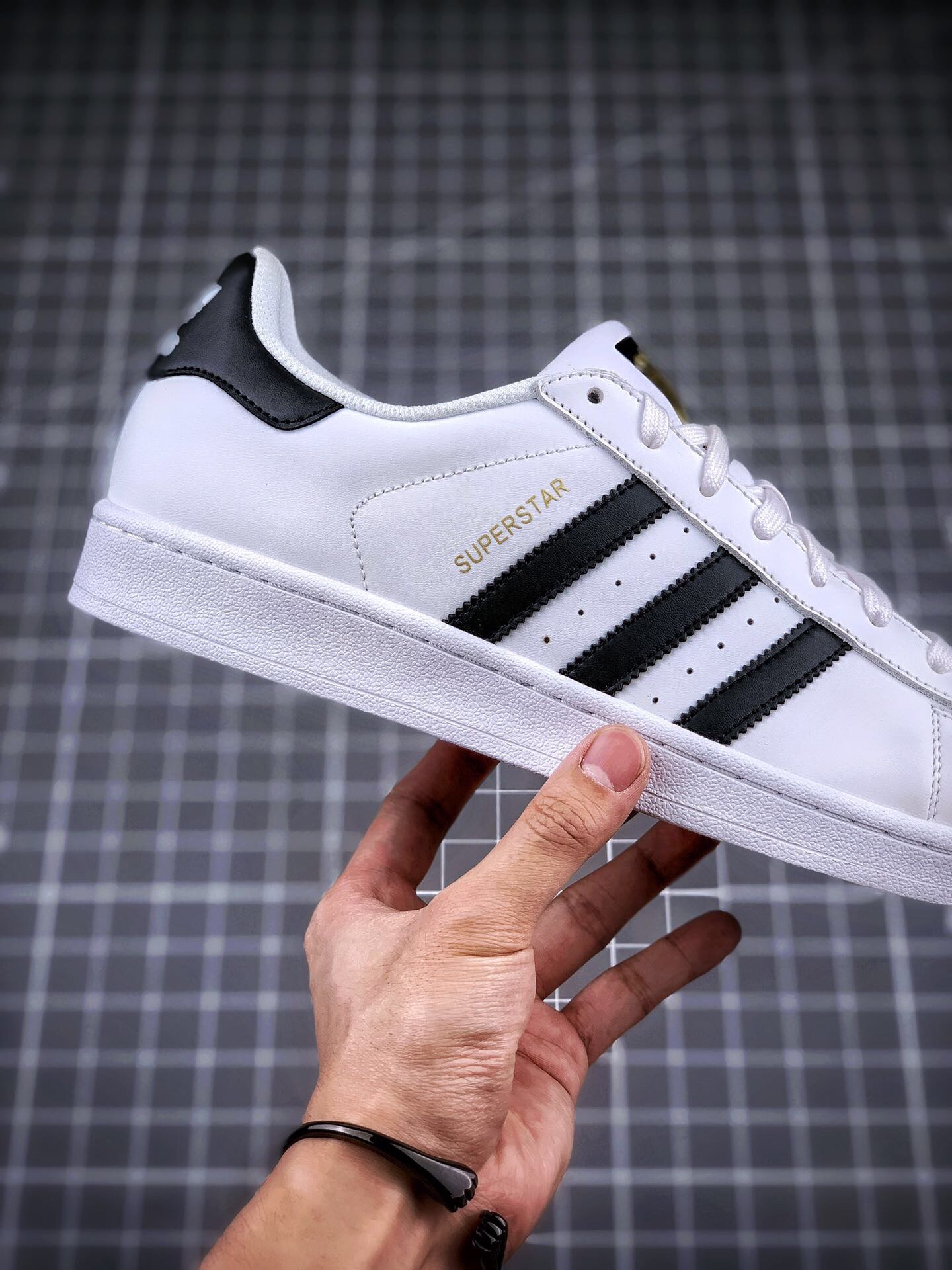 💰140公司级💰180纯原版 adidas superstar original 贝壳头金标
打造市场最强性价比‼️
全头层m2k满天星aj1阿甘sacai华夫天使阿甘n小牛皮sb dunk黑白熊猫影子灰打造 eva原装蓝底 逆天空军一号纯白全白小麦脚感 配专nb327柜新品吊鬼冢虎牌，换标即是正品！
至今为止 退货率低于5％🛒
货号：c77124
size：36 36.5 37 38 38.5 39 40 40.5 41 42 42.5 43 44 45

主营：阿迪达斯 耐克 匡威 万斯 麦昆 古驰 斯凯奇 nb 新百伦 斐乐 巴黎世家 
椰子350 椰子500 椰子700 m2k 贝壳头 1970s 三叶草 nb550 nb327 nb992
古驰做旧 古驰小脏鞋 古驰小蜜蜂 sb dunk 空军一号 老爹鞋 aj1 aj3 aj4 aj5 aj11 aj34 aj36 aj312 g.t cut 闪电倒勾 篮球鞋：利拉德7 利拉德6 利拉德5 欧文7代 欧文6 欧文5 欧文4 欧文3 欧文2 欧文1 詹姆斯18代 詹姆斯17 詹姆斯16 詹姆斯15 詹姆斯14 詹姆斯13 詹姆斯12 詹姆斯11 詹姆斯5 詹姆斯4 科比5代 科比1 科比4 科比7 科比8 科比9 科比10 科比12 字母哥2代 字母哥1代 字母哥3代 哈登5代 哈登4代 哈登3 哈登2 哈登1 库里8代 库里7 库里6 库里5 库里4 ……系列 欢
#原盒配件 原厂中底钢印、拉帮完美
Size:36 36.5 37.5 38 38.5 39 40 40.5 41 42 42.5 43 44 44.5 45
现货跑量工厂长期主打款真正的好货不靠吹嘘
质量我们替你把关，你还在犹豫什么，撸起袖子加油干。
全部男女鞋，真标真爆带半码
耐克 阿迪达斯 三叶草 椰子350 v2 sb dunk 古驰脏脏鞋 麦昆 匡威1970s 万斯 vans 范斯 新百伦 乔丹 air jordan 亚瑟士 斯凯奇 斐乐 彪马 锐步 mlb  fila 鬼冢虎 莆田鞋   板鞋 樱花粉  af1 高帮 纯白 复古  满天星 解构 鞋盾   小麦色  蓝粉  马卡龙 低帮 独角兽 鸳鸯 联名 童鞋  冰淇淋  骨白冰蓝  白蓝 黑色 小白鞋 电玩像素 黑白 涂鸦 镭射 雾霾 白色  diy  1970s 夜光  大童 泼墨 中帮 黑武士 洛克公园 魔术贴 情侣 经典 四钩 奶咖色 刮刮乐 白丝绸 白银 3m 反光 白绿夜光 白橙双钩 小雏菊  权志龙 白绿橙 off white 飞线  金钩 冰块 小银钩 笑脸 缝线  剪纸 纯黑 蓝丝绸  情人节限定  白金 蓝白 354 黑曜石   熊猫 像素  冰蓝 四小勾 水晶底 寿桃 洞洞鞋 彩虹像素  灰色 air force 1 黑色   拖鞋 aj4 aj35 aj11 篮球鞋 莆田 aj3 aj6 aj13 aj7 童鞋 儿童鞋  aj312   aj36 黑白奥利奥  传奇蓝  aj32  限量版 飞人拖鞋 康扣  熊猫 北卡蓝  low  白水泥  藤原浩  aj34郭艾伦 影子灰  蒂芙尼绿 aj10 倒钩  aj9 冰雪奇缘 黑曜石 aj31  aj270 球鞋  大魔王 冰激凌  樱木花道  热熔岩  迪奥联名  胭脂红 凉鞋 aj15  满天星 水泥灰 芝加哥 鸳鸯 aj28  情侣 aj28 樱花粉 电玩像素 北卡蓝 小迪奥 粉色 樱花粉 电玩像素  烟灰 变色龙 兵马俑 大巴黎 aj16  兔八哥  马卡龙  大学蓝 aj30 黑水泥  白蛇 叶绿素 火影 白水泥 情人节限定 粉蛇 黑红 球鞋gtcut   kobe球鞋 zoom kobe 500黑武士 2022r nike星空 gt球鞋 zoom跑鞋 纽巴伦990 nikecourt女鞋 zoom aj1 nb827 斐乐hike nike青花瓷 aj镭射 科6 next跑鞋 宇航员2.0 小白鞋 男鞋 运动鞋 斯凯奇 斐乐 板鞋 aj 彪马 新百伦 亚瑟士 new balance adidas 阿迪达斯 篮球鞋 空军一号 纯白  跑步鞋 vision street wear puma 女运动休闲鞋 nb  情侣鞋 球鞋 dunk 美津浓 欧文7  运动鞋女款跑步鞋 休闲男鞋  aj1 拖鞋 耐克鞋男新款 鞋子 童鞋 男款  飞马  zoom 超级飞马 跑鞋  老爹鞋 air max 儿童鞋子 男士 飞马38 m2k 日落 黑白熊猫  女款  飞马39  男款 阿甘鞋 飞马37  夏季  dunk sb 华夫鞋 凉鞋  开拓者 夏款 毛毛虫  气垫 air zoom 休闲鞋 高帮 帆布鞋 sacai 2022 vapormax 赤足  飞马36 af1 紫葡萄 树莓紫  winflo8 court女鞋 网鞋 zoom 破二  dc0774 拖鞋 superfly 子弹头 dunk黑白熊猫 blazer max270 欧文7 小童鞋  阿尔法 欧文8 登月 星空 莆田  黑武士 airmax97 贝壳头 三叶草 boost   forum 椰子鞋  yeezy  neo  暗夜精灵 金标 椰子 350 v2  ultraboost 清风 阿尔法 涉水鞋 ub21 ub22  forum84 ub nmd 爆米花 pro2 cut  supernova x9000 椰子500  小椰子 forum low 史密斯 椰子700  樱花系列女鞋 新百伦530 327   574   5740 满天星 992 550 990 303 nb2002ra 302 元祖灰 993 990v5 nb300 ms327 580 999 nb327新百伦 新百伦878 nb300 5740奶茶色 m5740nb5740 997 608 452 nbms327 992元祖灰 996 880 低帮  倒钩  aj1 low 北卡蓝 黑曜石  倒钩藤原浩鞋 芝加哥 禁穿 小迪奥aj1 aj1大学蓝 樱花粉 烟灰   闪电倒钩 mid  影子灰 白丝绸   黑红脚趾 黑红 马卡龙 小dior 蒂芙尼绿 黑脚趾 小摩卡 蜘蛛侠 兔八哥 莆田纯原 纯白 中帮 黑粉脚趾 鸳鸯 low摩卡棕 扣碎 倒钩低帮 小闪电 凯尔特人 芝加哥ow联名 灰白 红豆奶茶 叛逆 换底 扣碎篮板 摩卡棕 迪奥联名鞋 皇家蓝 低帮女鞋倒钩白棕 泡泡糖 黑粉脚趾 北卡蓝低帮 黑绿脚趾 影子灰 蒂芙尼绿 黑脚趾 浆果粉  扣碎篮板 鸳鸯 冰淇淋 白丝绸 激光蓝 offwhite联名 黑粉脚趾	 蓝 水洗丹宁 情人节 午夜蓝 凯尔特人 泡泡糖  男鞋 女鞋 夏季 儿童 拖鞋  小众鞋 篮球鞋 凉鞋 运动鞋 跑步鞋 童鞋  板鞋  日落  足球鞋 小白鞋 跑鞋 老爹鞋 zoom 超级飞马 36 37 38   sb   dunk  鞋子 新款 m2k air max   薄款 赤足5.0  星空 登月 回到未来 vapormax 超轻 网鞋  气垫鞋 阿甘鞋 休闲鞋 47 blazer 高帮 樱花粉 free vaporfly  情侣  子弹头 华夫鞋 欧文7 lebron18 