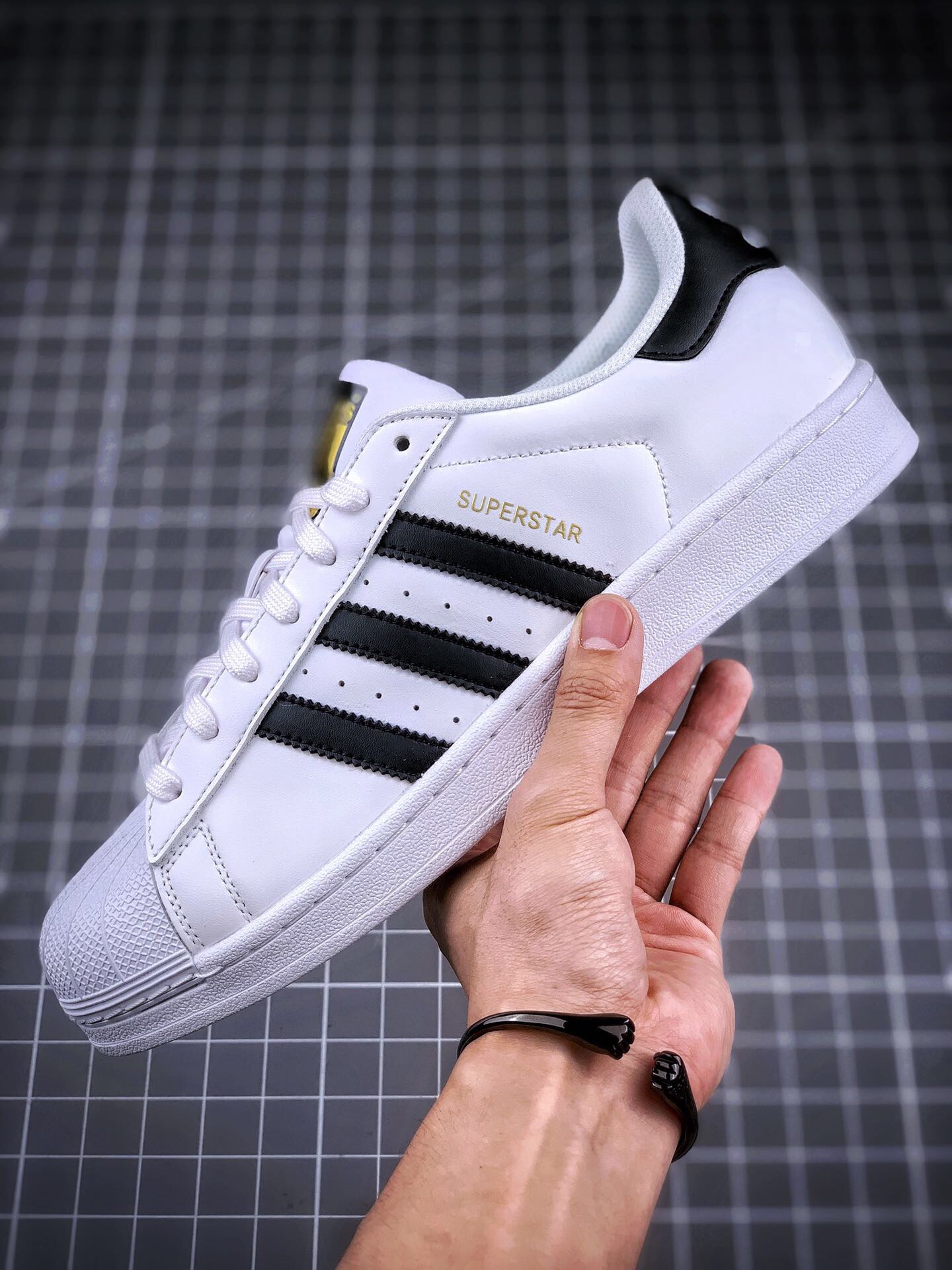 💰140公司级💰180纯原版 adidas superstar original 贝壳头金标
打造市场最强性价比‼️
全头层m2k满天星aj1阿甘sacai华夫天使阿甘n小牛皮sb dunk黑白熊猫影子灰打造 eva原装蓝底 逆天空军一号纯白全白小麦脚感 配专nb327柜新品吊鬼冢虎牌，换标即是正品！
至今为止 退货率低于5％🛒
货号：c77124
size：36 36.5 37 38 38.5 39 40 40.5 41 42 42.5 43 44 45

主营：阿迪达斯 耐克 匡威 万斯 麦昆 古驰 斯凯奇 nb 新百伦 斐乐 巴黎世家 
椰子350 椰子500 椰子700 m2k 贝壳头 1970s 三叶草 nb550 nb327 nb992
古驰做旧 古驰小脏鞋 古驰小蜜蜂 sb dunk 空军一号 老爹鞋 aj1 aj3 aj4 aj5 aj11 aj34 aj36 aj312 g.t cut 闪电倒勾 篮球鞋：利拉德7 利拉德6 利拉德5 欧文7代 欧文6 欧文5 欧文4 欧文3 欧文2 欧文1 詹姆斯18代 詹姆斯17 詹姆斯16 詹姆斯15 詹姆斯14 詹姆斯13 詹姆斯12 詹姆斯11 詹姆斯5 詹姆斯4 科比5代 科比1 科比4 科比7 科比8 科比9 科比10 科比12 字母哥2代 字母哥1代 字母哥3代 哈登5代 哈登4代 哈登3 哈登2 哈登1 库里8代 库里7 库里6 库里5 库里4 ……系列 欢
#原盒配件 原厂中底钢印、拉帮完美
Size:36 36.5 37.5 38 38.5 39 40 40.5 41 42 42.5 43 44 44.5 45
现货跑量工厂长期主打款真正的好货不靠吹嘘
质量我们替你把关，你还在犹豫什么，撸起袖子加油干。
全部男女鞋，真标真爆带半码
耐克 阿迪达斯 三叶草 椰子350 v2 sb dunk 古驰脏脏鞋 麦昆 匡威1970s 万斯 vans 范斯 新百伦 乔丹 air jordan 亚瑟士 斯凯奇 斐乐 彪马 锐步 mlb  fila 鬼冢虎 莆田鞋   板鞋 樱花粉  af1 高帮 纯白 复古  满天星 解构 鞋盾   小麦色  蓝粉  马卡龙 低帮 独角兽 鸳鸯 联名 童鞋  冰淇淋  骨白冰蓝  白蓝 黑色 小白鞋 电玩像素 黑白 涂鸦 镭射 雾霾 白色  diy  1970s 夜光  大童 泼墨 中帮 黑武士 洛克公园 魔术贴 情侣 经典 四钩 奶咖色 刮刮乐 白丝绸 白银 3m 反光 白绿夜光 白橙双钩 小雏菊  权志龙 白绿橙 off white 飞线  金钩 冰块 小银钩 笑脸 缝线  剪纸 纯黑 蓝丝绸  情人节限定  白金 蓝白 354 黑曜石   熊猫 像素  冰蓝 四小勾 水晶底 寿桃 洞洞鞋 彩虹像素  灰色 air force 1 黑色   拖鞋 aj4 aj35 aj11 篮球鞋 莆田 aj3 aj6 aj13 aj7 童鞋 儿童鞋  aj312   aj36 黑白奥利奥  传奇蓝  aj32  限量版 飞人拖鞋 康扣  熊猫 北卡蓝  low  白水泥  藤原浩  aj34郭艾伦 影子灰  蒂芙尼绿 aj10 倒钩  aj9 冰雪奇缘 黑曜石 aj31  aj270 球鞋  大魔王 冰激凌  樱木花道  热熔岩  迪奥联名  胭脂红 凉鞋 aj15  满天星 水泥灰 芝加哥 鸳鸯 aj28  情侣 aj28 樱花粉 电玩像素 北卡蓝 小迪奥 粉色 樱花粉 电玩像素  烟灰 变色龙 兵马俑 大巴黎 aj16  兔八哥  马卡龙  大学蓝 aj30 黑水泥  白蛇 叶绿素 火影 白水泥 情人节限定 粉蛇 黑红 球鞋gtcut   kobe球鞋 zoom kobe 500黑武士 2022r nike星空 gt球鞋 zoom跑鞋 纽巴伦990 nikecourt女鞋 zoom aj1 nb827 斐乐hike nike青花瓷 aj镭射 科6 next跑鞋 宇航员2.0 小白鞋 男鞋 运动鞋 斯凯奇 斐乐 板鞋 aj 彪马 新百伦 亚瑟士 new balance adidas 阿迪达斯 篮球鞋 空军一号 纯白  跑步鞋 vision street wear puma 女运动休闲鞋 nb  情侣鞋 球鞋 dunk 美津浓 欧文7  运动鞋女款跑步鞋 休闲男鞋  aj1 拖鞋 耐克鞋男新款 鞋子 童鞋 男款  飞马  zoom 超级飞马 跑鞋  老爹鞋 air max 儿童鞋子 男士 飞马38 m2k 日落 黑白熊猫  女款  飞马39  男款 阿甘鞋 飞马37  夏季  dunk sb 华夫鞋 凉鞋  开拓者 夏款 毛毛虫  气垫 air zoom 休闲鞋 高帮 帆布鞋 sacai 2022 vapormax 赤足  飞马36 af1 紫葡萄 树莓紫  winflo8 court女鞋 网鞋 zoom 破二  dc0774 拖鞋 superfly 子弹头 dunk黑白熊猫 blazer max270 欧文7 小童鞋  阿尔法 欧文8 登月 星空 莆田  黑武士 airmax97 贝壳头 三叶草 boost   forum 椰子鞋  yeezy  neo  暗夜精灵 金标 椰子 350 v2  ultraboost 清风 阿尔法 涉水鞋 ub21 ub22  forum84 ub nmd 爆米花 pro2 cut  supernova x9000 椰子500  小椰子 forum low 史密斯 椰子700  樱花系列女鞋 新百伦530 327   574   5740 满天星 992 550 990 303 nb2002ra 302 元祖灰 993 990v5 nb300 ms327 580 999 nb327新百伦 新百伦878 nb300 5740奶茶色 m5740nb5740 997 608 452 nbms327 992元祖灰 996 880 低帮  倒钩  aj1 low 北卡蓝 黑曜石  倒钩藤原浩鞋 芝加哥 禁穿 小迪奥aj1 aj1大学蓝 樱花粉 烟灰   闪电倒钩 mid  影子灰 白丝绸   黑红脚趾 黑红 马卡龙 小dior 蒂芙尼绿 黑脚趾 小摩卡 蜘蛛侠 兔八哥 莆田纯原 纯白 中帮 黑粉脚趾 鸳鸯 low摩卡棕 扣碎 倒钩低帮 小闪电 凯尔特人 芝加哥ow联名 灰白 红豆奶茶 叛逆 换底 扣碎篮板 摩卡棕 迪奥联名鞋 皇家蓝 低帮女鞋倒钩白棕 泡泡糖 黑粉脚趾 北卡蓝低帮 黑绿脚趾 影子灰 蒂芙尼绿 黑脚趾 浆果粉  扣碎篮板 鸳鸯 冰淇淋 白丝绸 激光蓝 offwhite联名 黑粉脚趾	 蓝 水洗丹宁 情人节 午夜蓝 凯尔特人 泡泡糖  男鞋 女鞋 夏季 儿童 拖鞋  小众鞋 篮球鞋 凉鞋 运动鞋 跑步鞋 童鞋  板鞋  日落  足球鞋 小白鞋 跑鞋 老爹鞋 zoom 超级飞马 36 37 38   sb   dunk  鞋子 新款 m2k air max   薄款 赤足5.0  星空 登月 回到未来 vapormax 超轻 网鞋  气垫鞋 阿甘鞋 休闲鞋 47 blazer 高帮 樱花粉 free vaporfly  情侣  子弹头 华夫鞋 欧文7 lebron18 