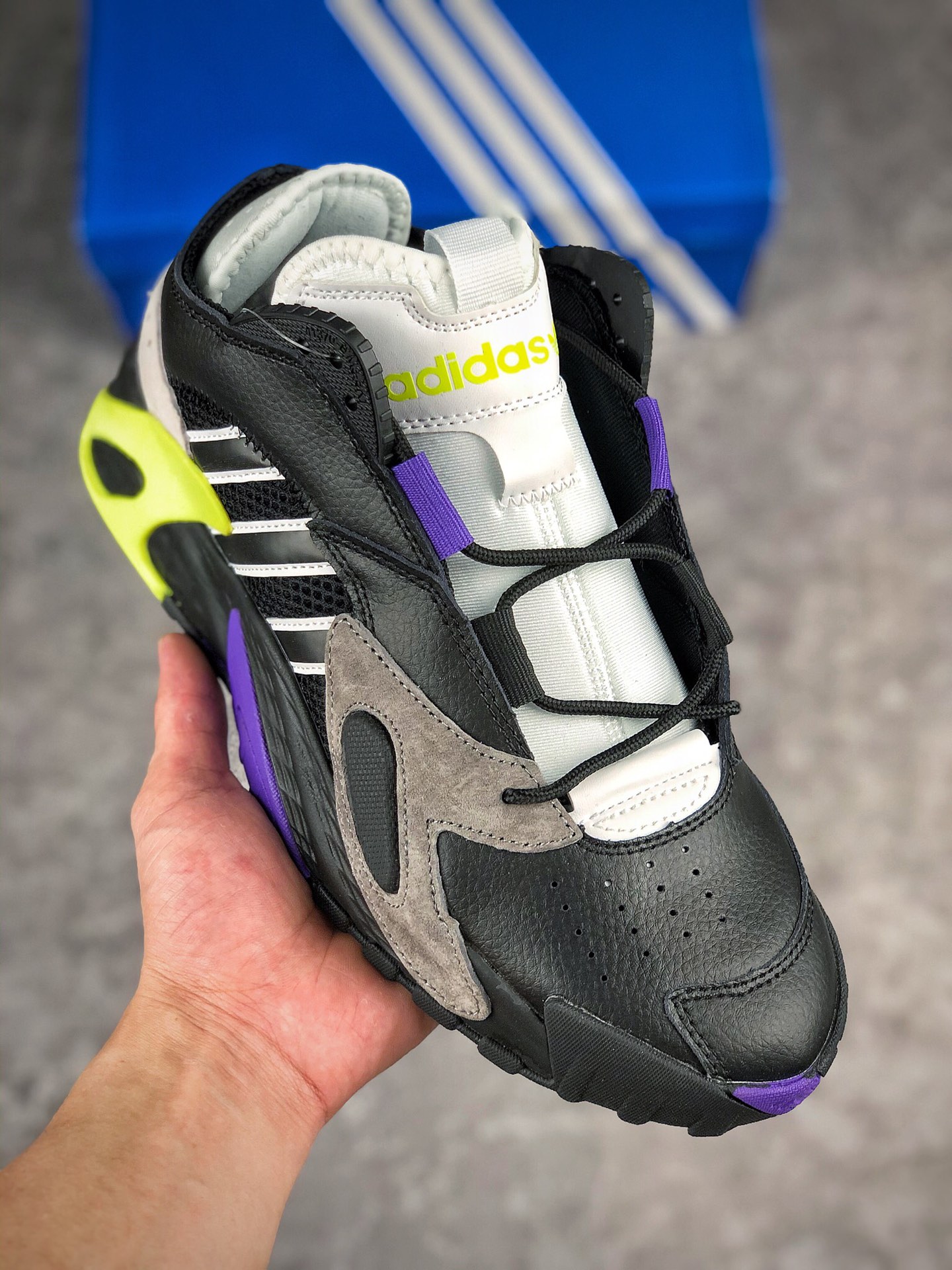  支持放店
公司级  阿迪达斯 Adidas Streetball Low 拼接马卡龙 街头风格 简版椰子复古老爹鞋。以鲜明的配色与前卫的风格重新定义街头时尚，充满未来感的线条轮廓，呈现出与众不同的全新造型，鞋面以不同质地的皮革与网面拼接打造，颇有几分解构气质，宽大的鞋舌，搭配紧致的领口，让运动中对脚踝的保护更加充分，同时搭载 Lightstrike 科技，使鞋款在运动过程中实现减震效果的同时，还能够提供舒适穿着体验！
官方货号#EE5921
SIZE：36 36.5 37 38 38.5 39 40 40.5 41 42 42.5 43 44 45