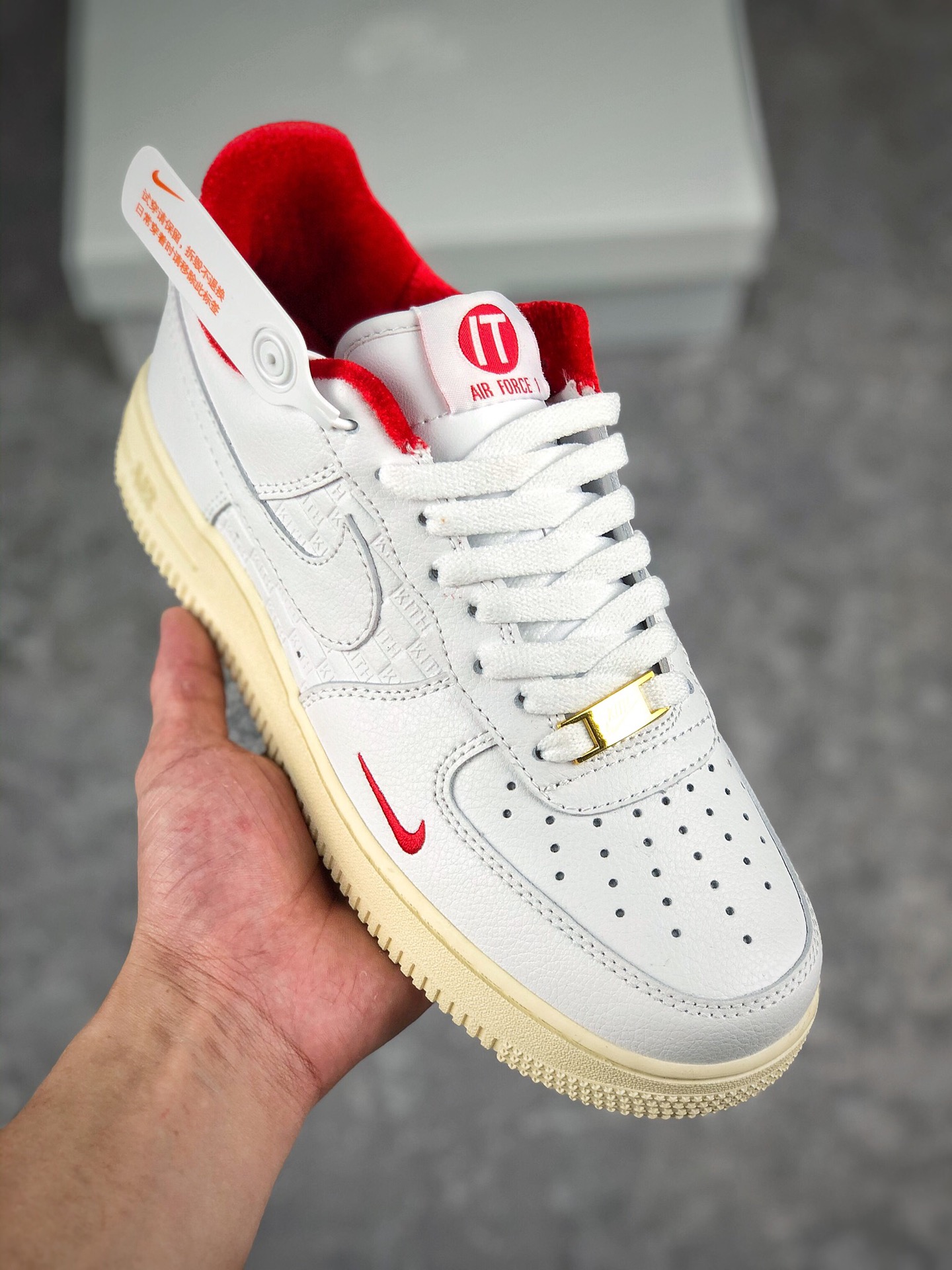   支持放店
独家实拍KITH × NK Air Force 1 联名空军一号 官方同步 原装级别 原楦头原纸板  打造纯正空军版型#专注外贸渠道  全掌内置蜂窝气垫 #原盒配件 原厂中底钢印、拉帮完美   官方货号：CZ7927-100
SIZE：36 36.5 37.5 38 38.5 39 40 40.5 41 42 42.5 43 44 44.5 45