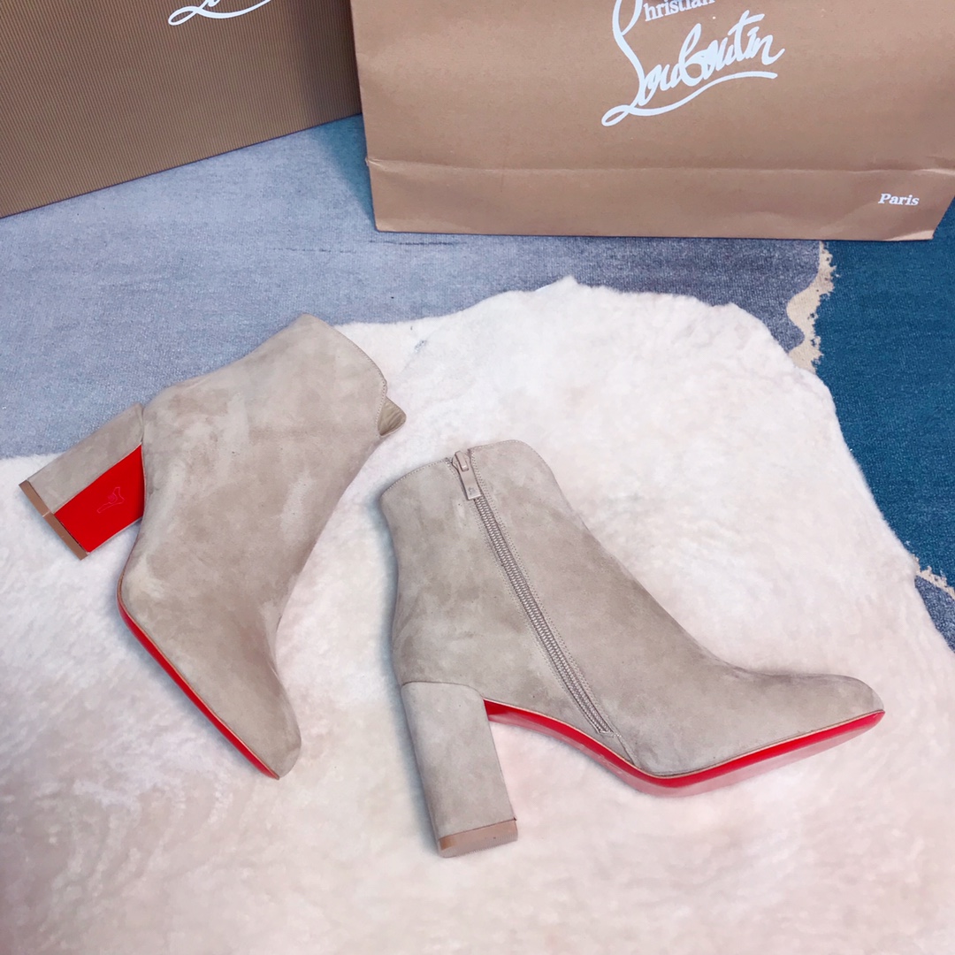 NO:337125,High-end customized autumn and winter boot series!  H8.5Cm, size 35-42. Private mold trademark zipper, 31-09 apricot color sheep pencil, custom-made products are not refunded or exchanged, the official website is synchronized. Standard European code Reference:31-09 Color: apricit Material:veau velours Lining:goat leather Heel height:8.5Cm Sole:leather sole Size:EUR 35-42 (US 4-11):,,christian louboutin,boots,sheep19860909高端订制 秋冬靴系列！ H8.5Cm,尺码35-42码.私模商标拉链, 31-09杏色羊猄,订制款不退不换,官网同步. 标准欧码 Reference:31-09 Color:apricit Material:veau velours Lining:goat leather Heel heigh:8.5Cm Sole:leather sole Size:EUR 35－42（US 4一11) :,,christian louboutin,boots,sheep,Women's Shoes