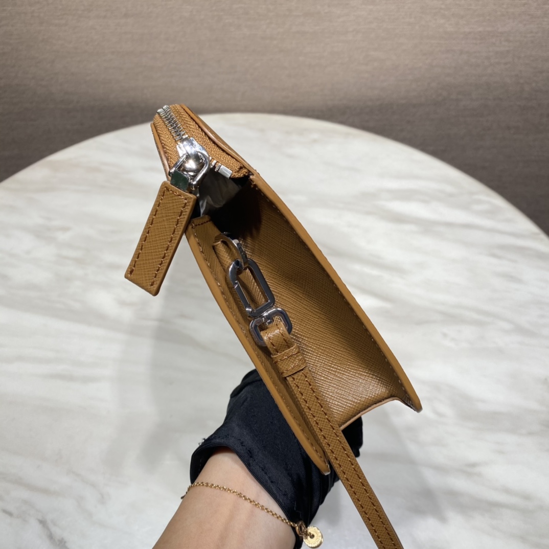 PRADA普拉达进口Saffiano皮革男士手包2VF056