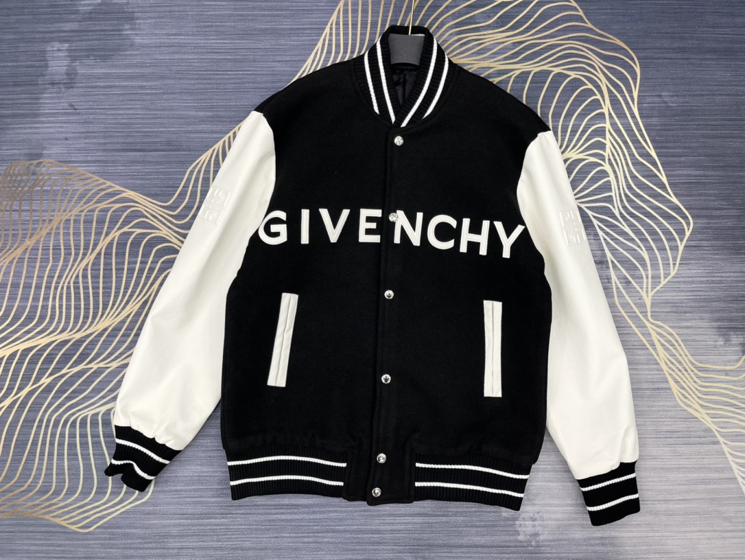 NO:638186,GIVENCH New embroidered baseball jacket High version High version Custom-woven lining jacquard fabric High-end genuine cowhide sleeves Please pay attention to the quality Differentiate from ordinary products in the market Custom-made metal one-to-one matte buttons Detailed features of the main catwalk model Exclusively launched on the entire network Versatility style with perfect details Very exquisite Original fabric Same style as Internet celebrity stars High version High quality Very comfortable to the touch Fashionable and personalized Super versatile and good-looking jacket Very suitable for both men and women  A must-have for everyone Packaging Tag Collar Label Washed Wheat Complete Size M L  Shoulder width 56, sleeve length 66,Givenchy-clothing,givenchy,givenchy,jackets & coats,cowhide,alexander wang19860909GIVENCH纪梵 新款贴皮绣花棒球服外套 高版本高版本 定织里布提花面料 高档真牛皮袖子 请认准品质 区别市场普通货 定做金属一比一雾面纽扣 主打走秀款详细特征 全网独家首发 百搭款细节处理完美 十分精致 原版面料 网红明星同款  高版本 高品质 手感非常舒服  时尚又个性 超级百搭好看的一款外套 男女都非常合适 人手必备款 包装 吊牌 领标 水洗麦 齐全 码数M L XL XXL 男女同款 M 衣长74 胸围116 肩宽51.5 袖长63 L 衣长76 胸围120 肩宽53 袖长64 XL 衣长78 胸围124 肩宽54.5 袖长65 XXL 衣长80 胸围128 肩宽56 袖长66,纪梵希-服装,givenchy,givenchy,jackets & coats,cowhide,alexander wang,Women's clothing