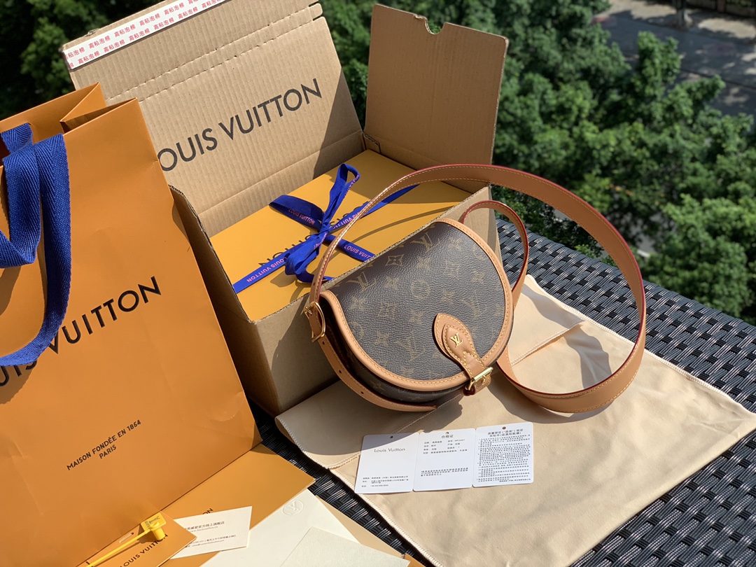 🌼 m44860尺寸18-15-8㎝ L&V马鞍包「TAMBOURIN」系列时尚的圆形包身以及皮质搭扣，