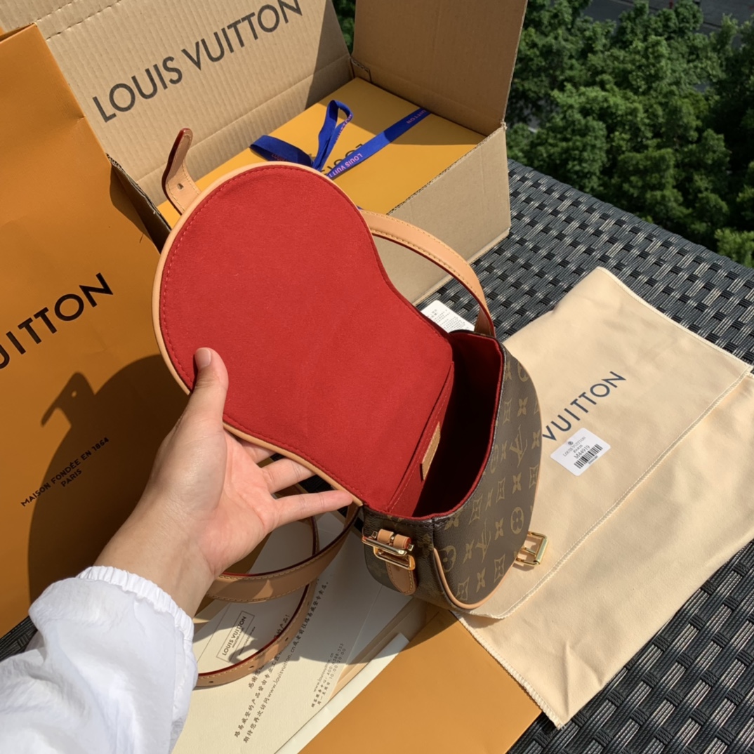 🌼 m44860尺寸18-15-8㎝ L&V马鞍包「TAMBOURIN」系列时尚的圆形包身以及皮质搭扣，