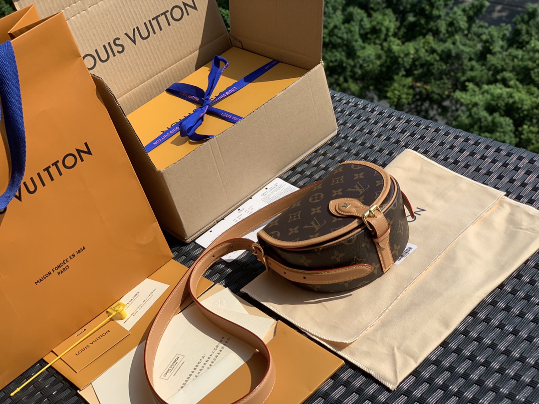 🌼 m44860尺寸18-15-8㎝ L&V马鞍包「TAMBOURIN」系列时尚的圆形包身以及皮质搭扣，