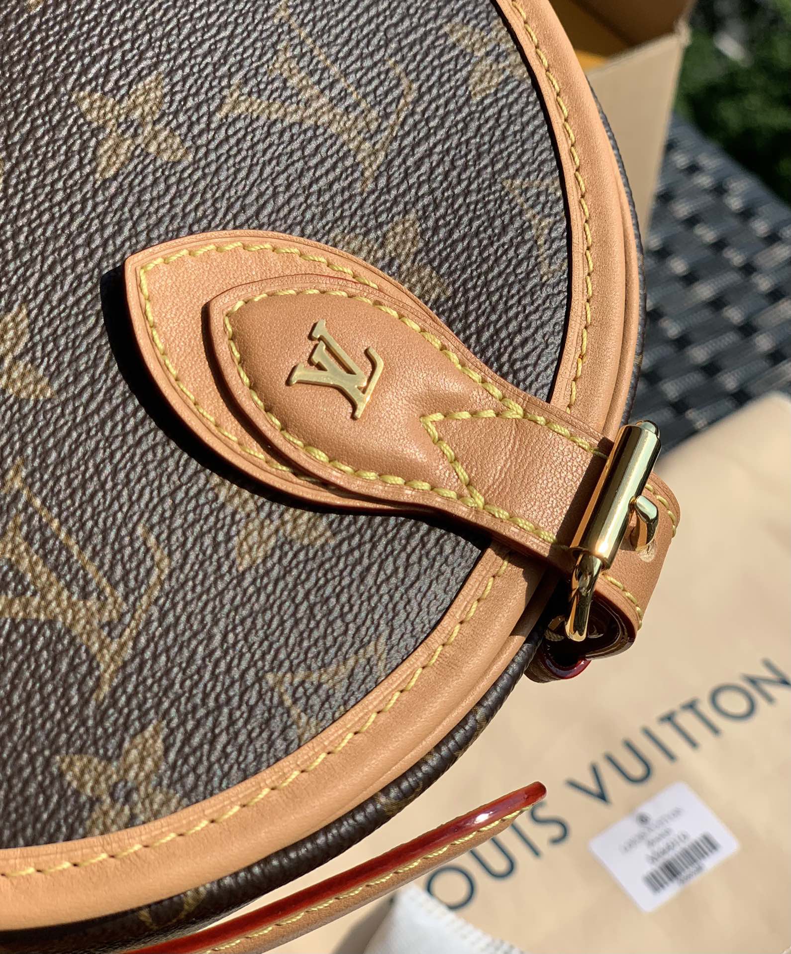 🌼 m44860尺寸18-15-8㎝ L&V马鞍包「TAMBOURIN」系列时尚的圆形包身以及皮质搭扣，