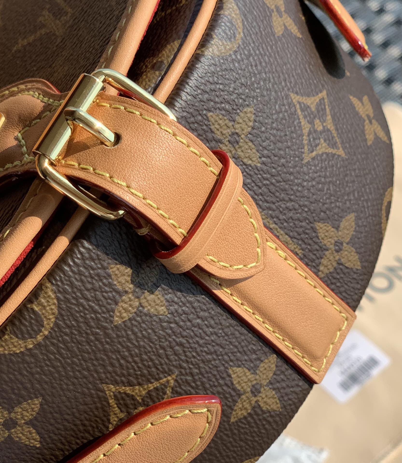 🌼 m44860尺寸18-15-8㎝ L&V马鞍包「TAMBOURIN」系列时尚的圆形包身以及皮质搭扣，