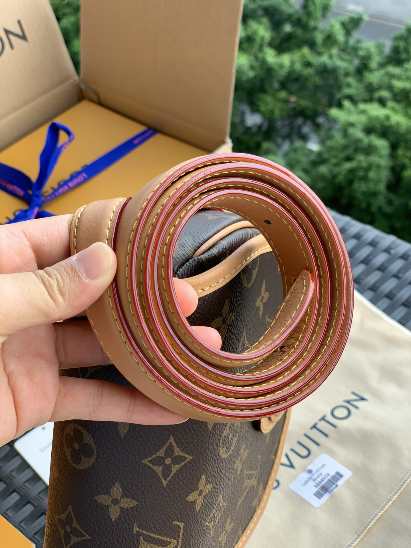 🌼 m44860尺寸18-15-8㎝ L&V马鞍包「TAMBOURIN」系列时尚的圆形包身以及皮质搭扣，