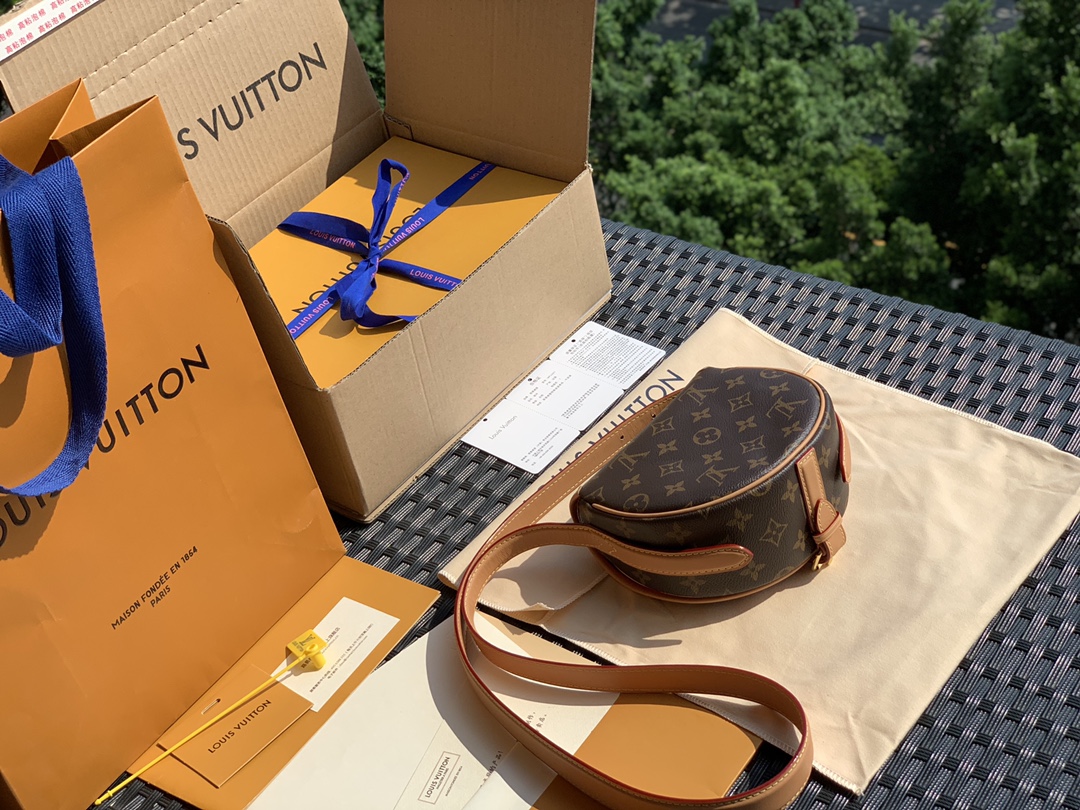 🌼 m44860尺寸18-15-8㎝ L&V马鞍包「TAMBOURIN」系列时尚的圆形包身以及皮质搭扣，