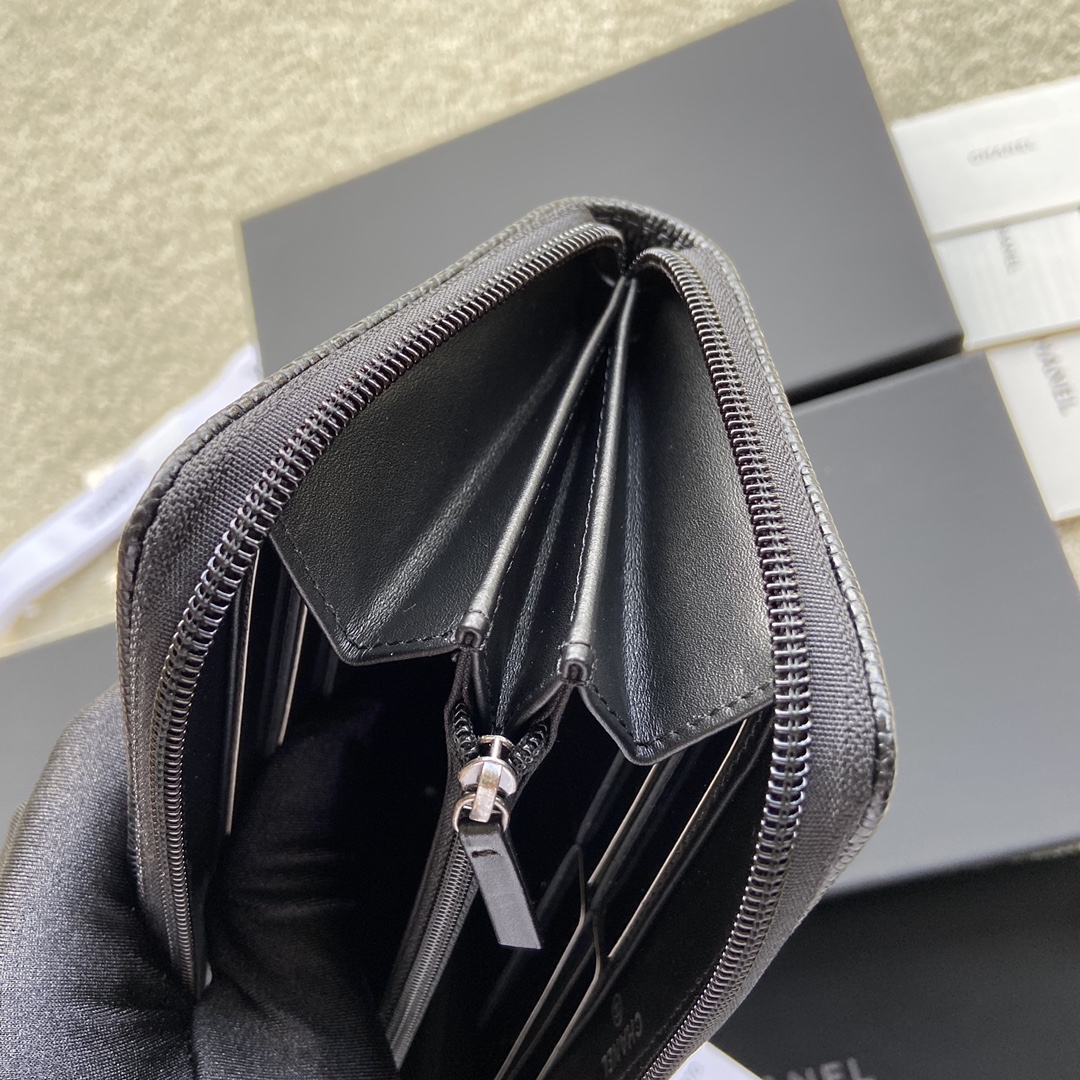 小香进口意大利颗粒牛皮货号:A80288尺寸:w19.5h10.5d2.5颜色:黑色球纹银色唛头