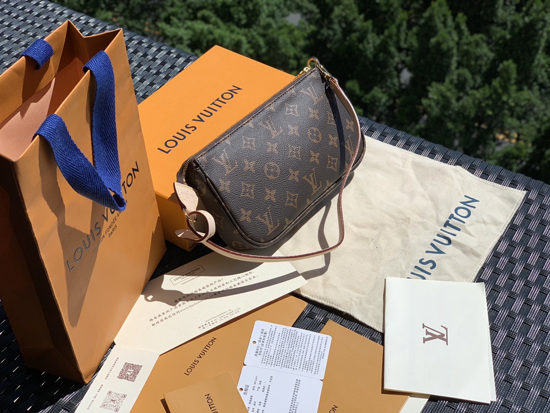 🌼 m40712尺寸23.5 x 13.5 x 4cm 老花款 海外渠道货！！L&V配饰包也叫“麻将包“