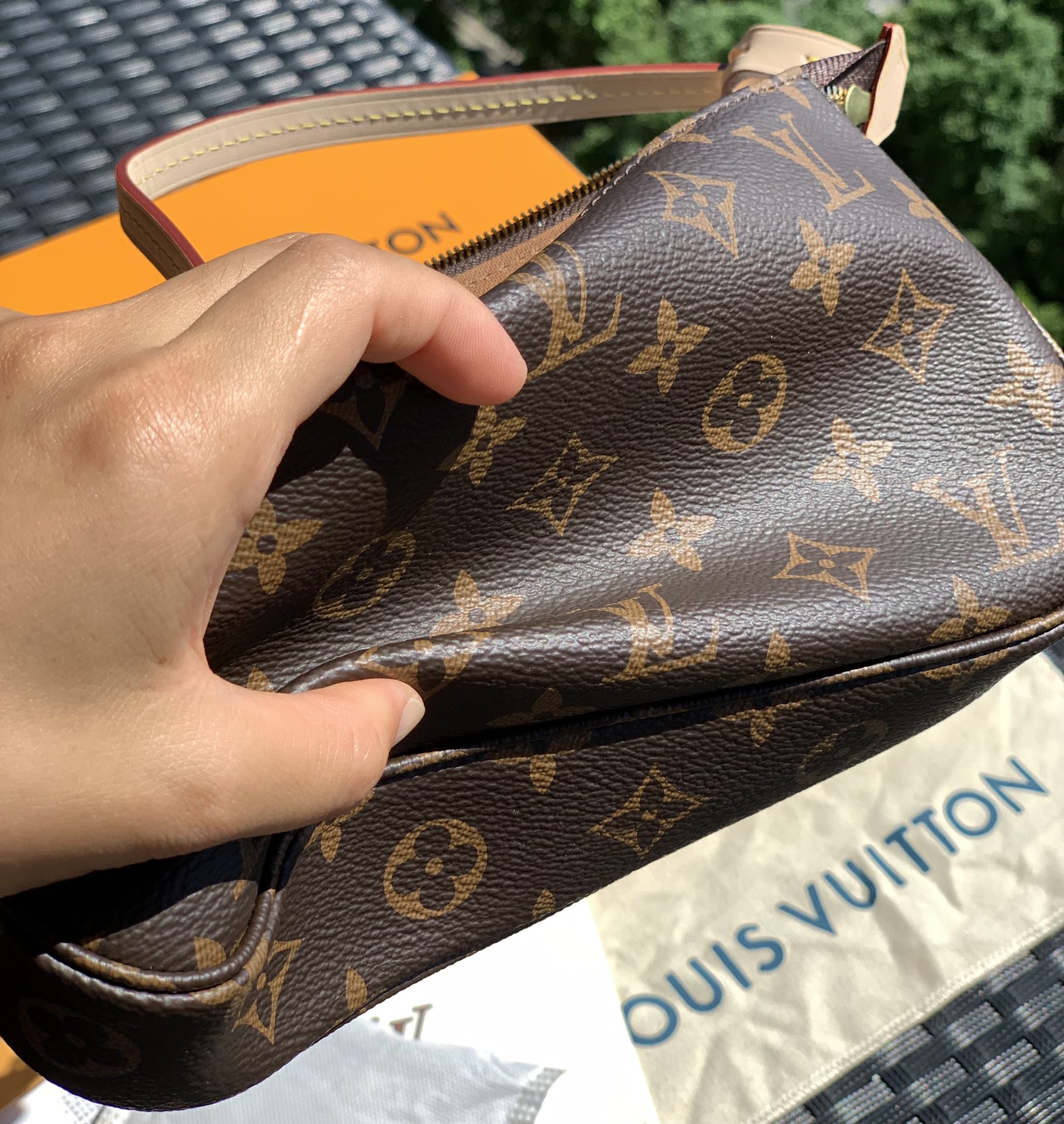 非市场普通货 进口皮料半钢五金 m40712尺寸23.5 x 13.5 x 4cm 老花款 海外渠道货！