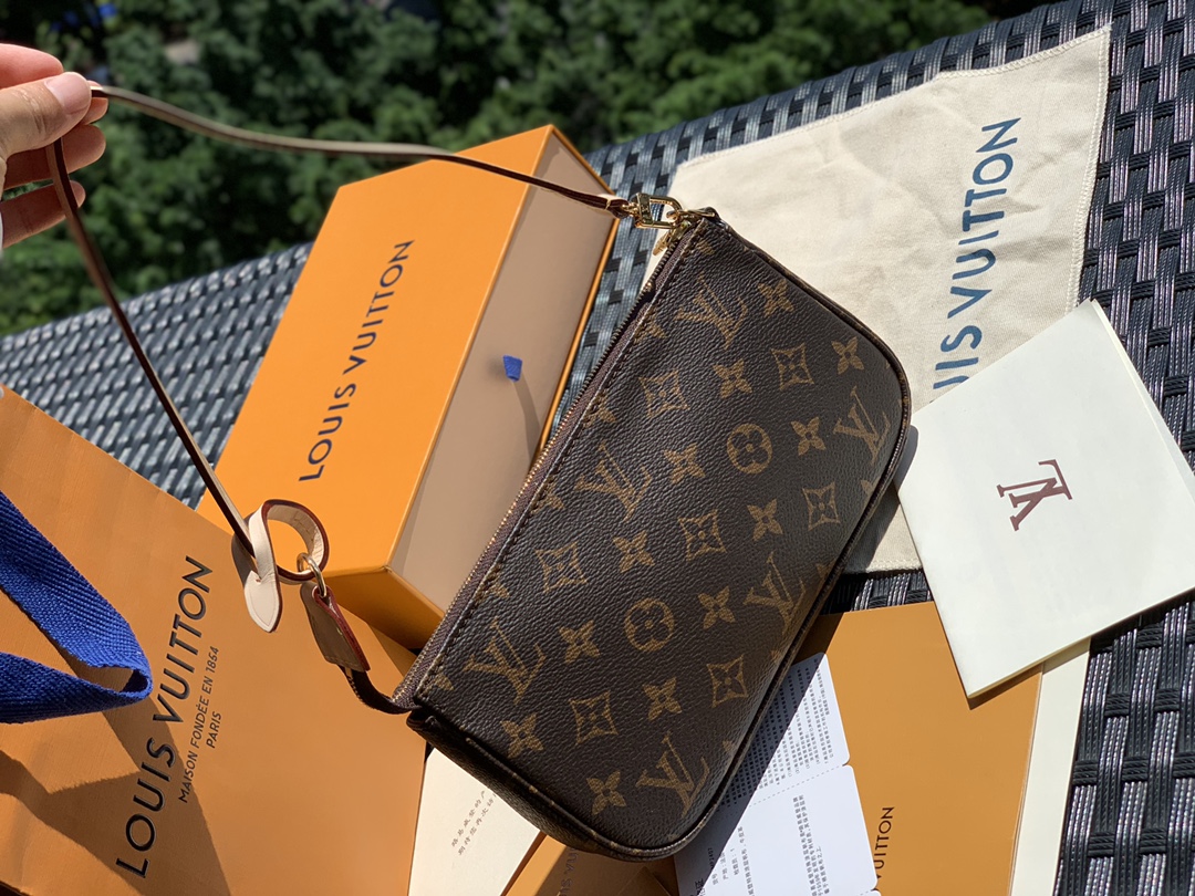 非市场普通货 进口皮料半钢五金 m40712尺寸23.5 x 13.5 x 4cm 老花款 海外渠道货！