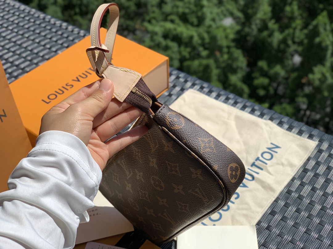 非市场普通货 进口皮料半钢五金 m40712尺寸23.5 x 13.5 x 4cm 老花款 海外渠道货！