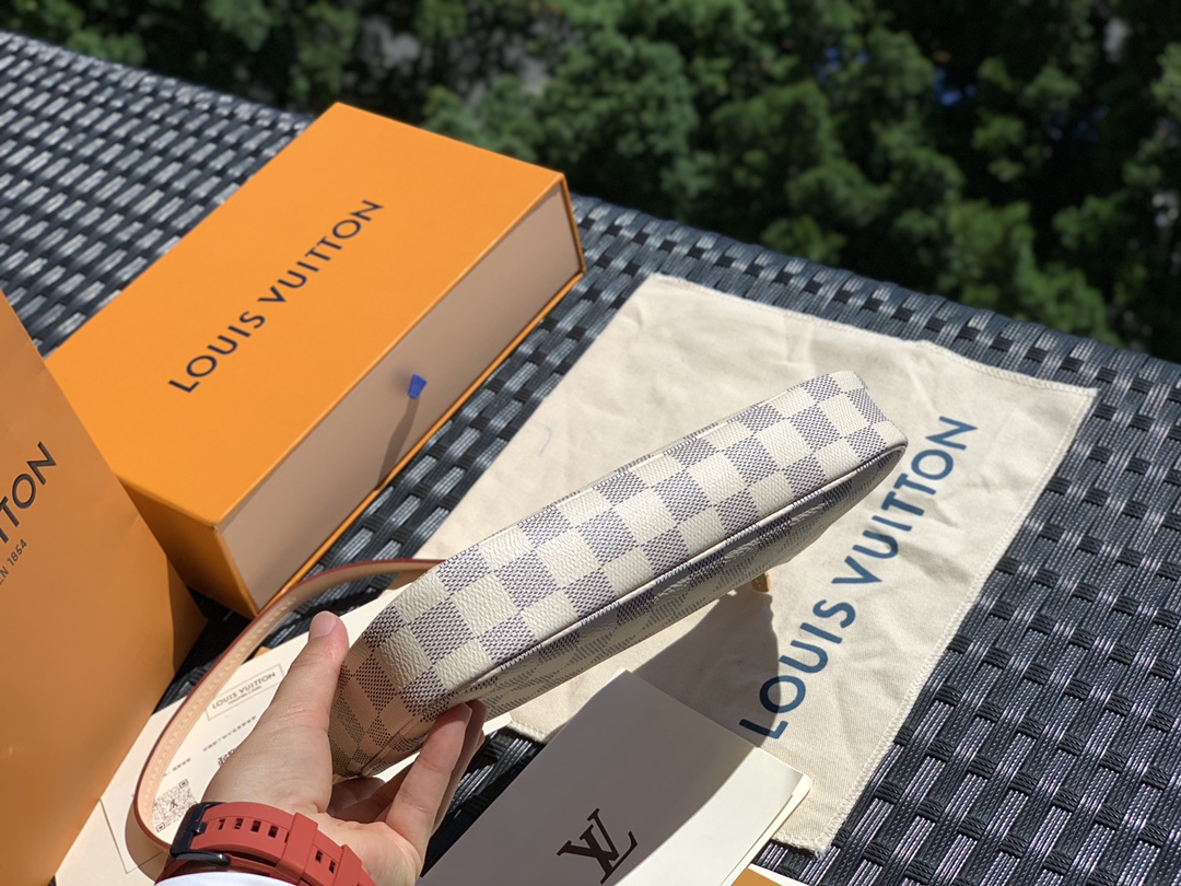 非市场普通货 进口皮料半钢五金 m41207尺寸23.5 x 13.5 x 4cm 白棋盘 100%纯正