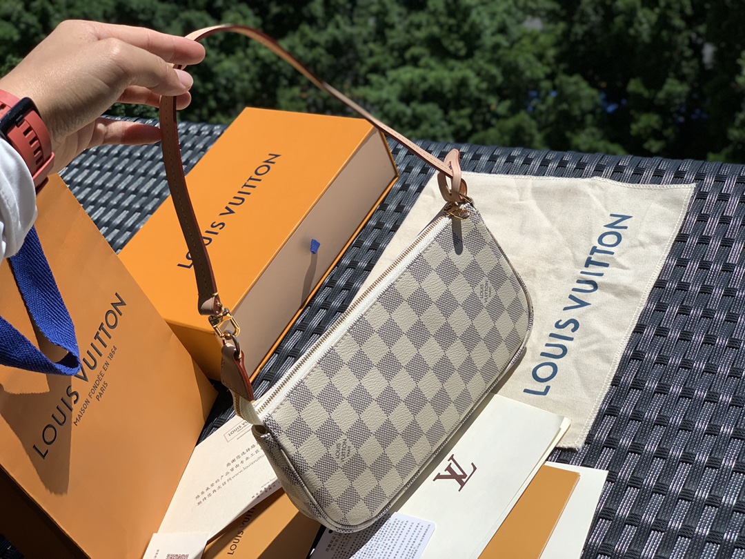 非市场普通货 进口皮料半钢五金 m41207尺寸23.5 x 13.5 x 4cm 白棋盘 100%纯正