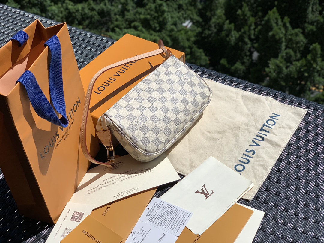 🌼 m41207尺寸23.5 x 13.5 x 4cm 白棋盘 100%纯正原厂五金和原厂老花料，无论是