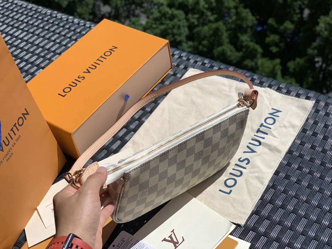 非市场普通货 进口皮料半钢五金 m41207尺寸23.5 x 13.5 x 4cm 白棋盘 100%纯正