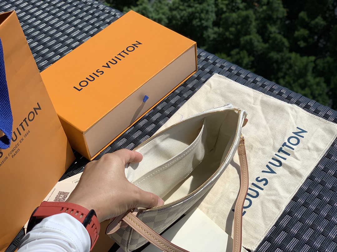 非市场普通货 进口皮料半钢五金 m41207尺寸23.5 x 13.5 x 4cm 白棋盘 100%纯正