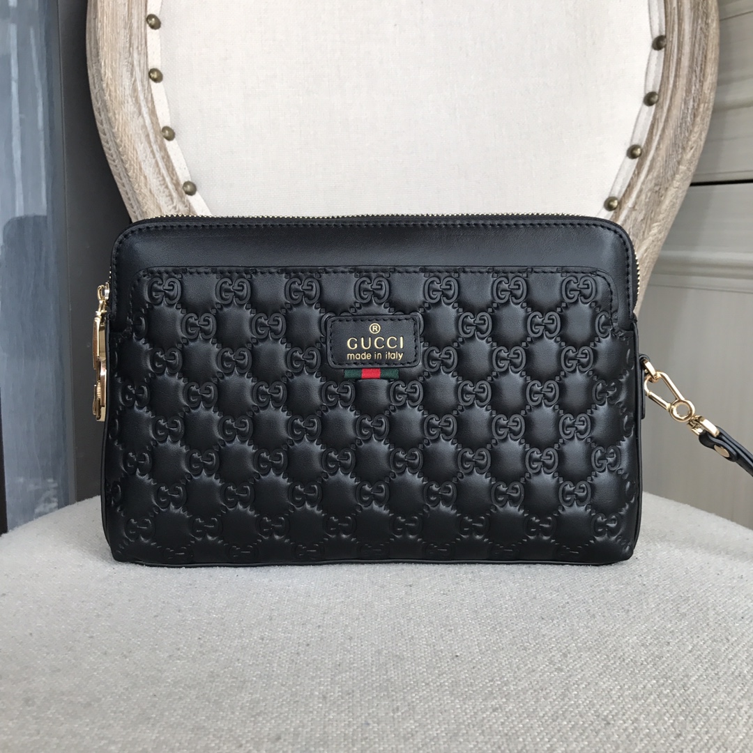 顶级专柜老鼠狠货2022最式 古奇  Gucci 男士密码锁手拿包火爆款大量出货拉,叫嚣专柜货顶级原单货纸上谈兵吹牛皮的咱不会，请让狠货说话。款式可以复制抄袭，材料做工骗不了懂的人。里外都是顶级材质，顶级进口原厂皮意大利进口头层小牛皮压花皮纹超高清五金logo标志、顶级进口密码锁五金、高端专柜里料、专用YKK拉链、超顺滑拉链、顶级油边超平滑、顶级设计师打造进口小牛压花皮纹独特风格制作、超大容量空间设计多隔层多卡位+暗格拉链位、超级舒适手感柔软皮质纹路清晰、针线一寸五针顶级师傅打造、那质感无可挑剔，独一无二的它，大气中有内涵。顶级做工精致注重每个细节颜色：黑色、型号：8255-5G尺寸:27-17.5-4400