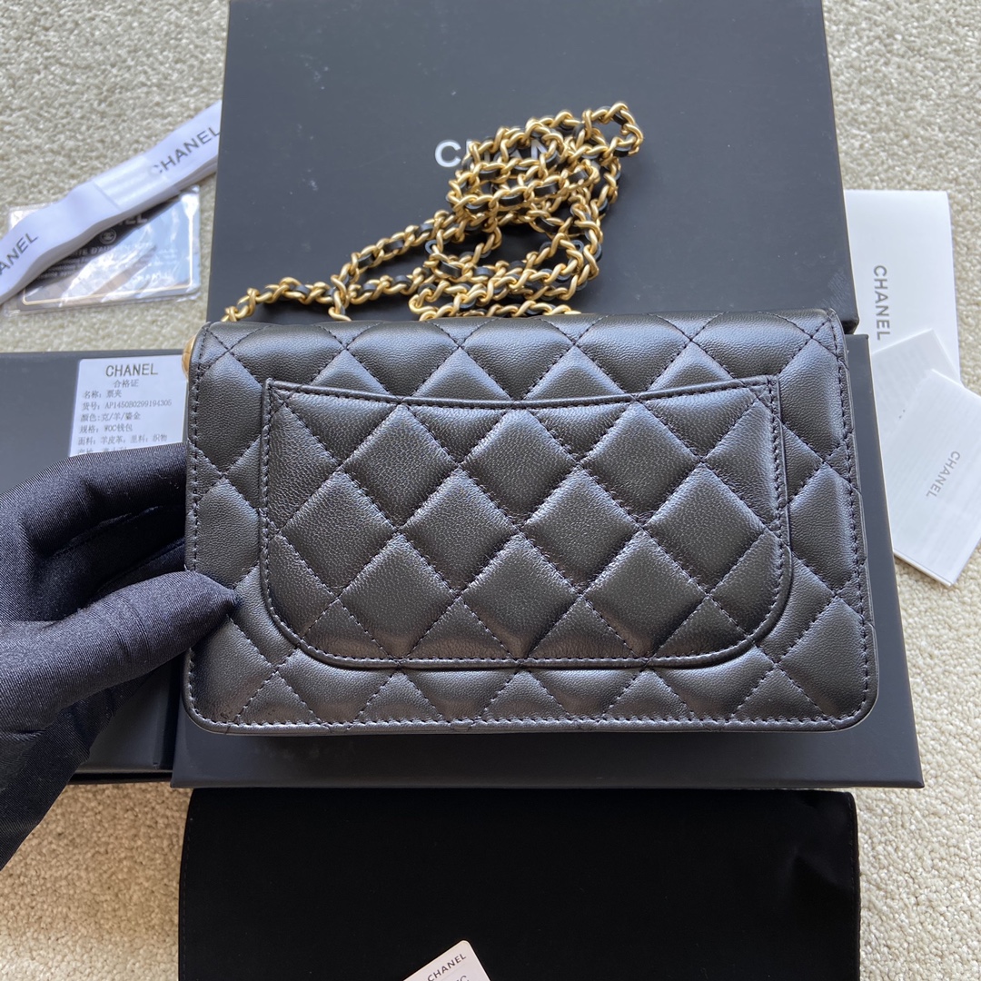 p480。小香进口意大利羊皮
货号:AP1450 
尺寸:w19×h13×d4cm
颜色:黑色羊皮直金五金