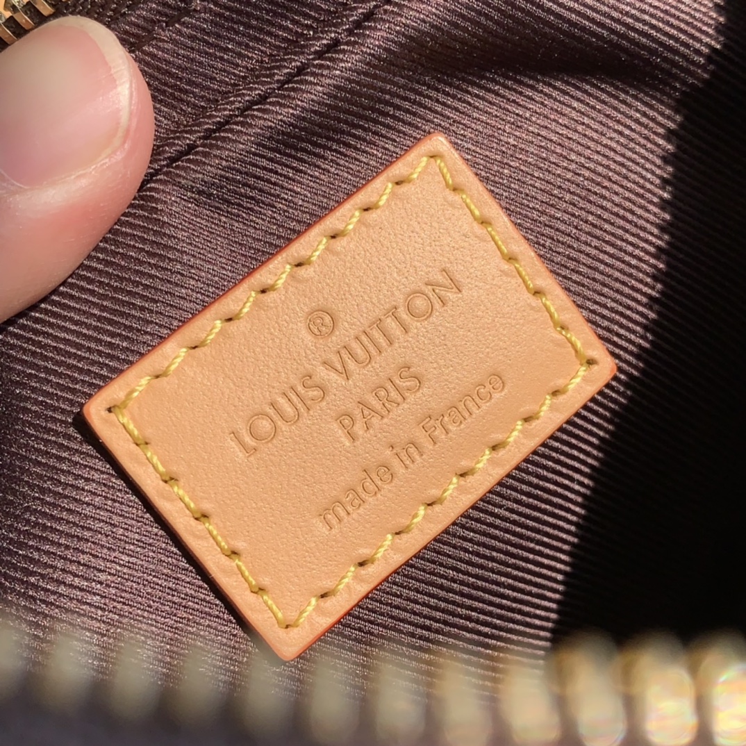 🌼 m81098尺寸:24*22*6cm 海外渠道订单！原厂货！明年的大爆款提前登场！———牛角/月亮包