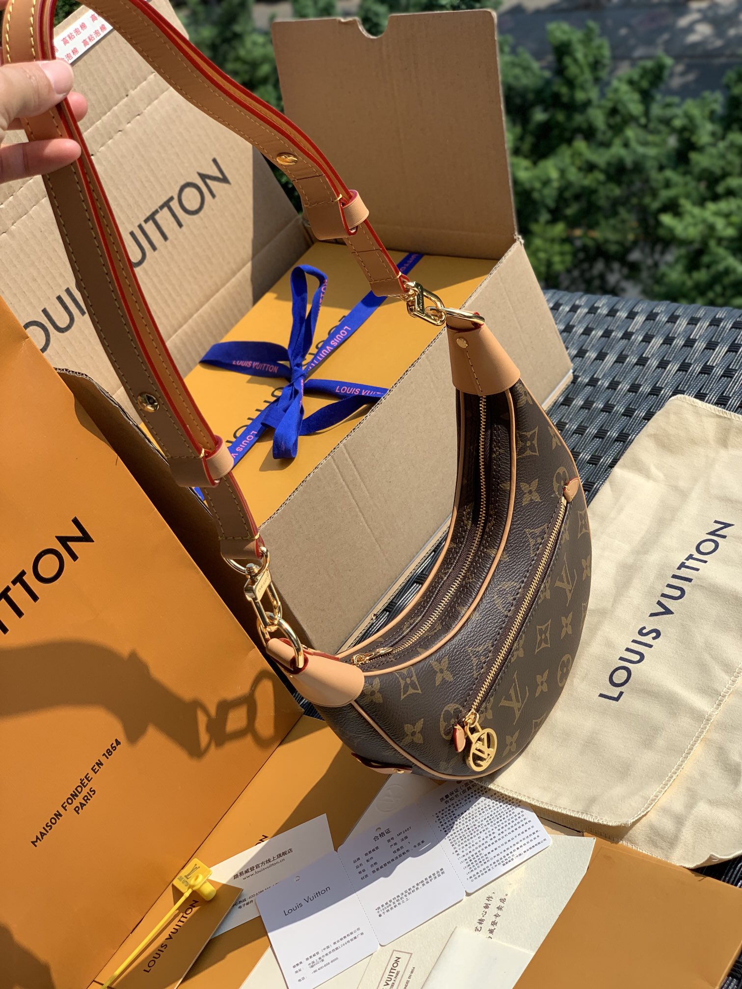 🌼 m81098尺寸:24*22*6cm 海外渠道订单！原厂货！明年的大爆款提前登场！———牛角/月亮包