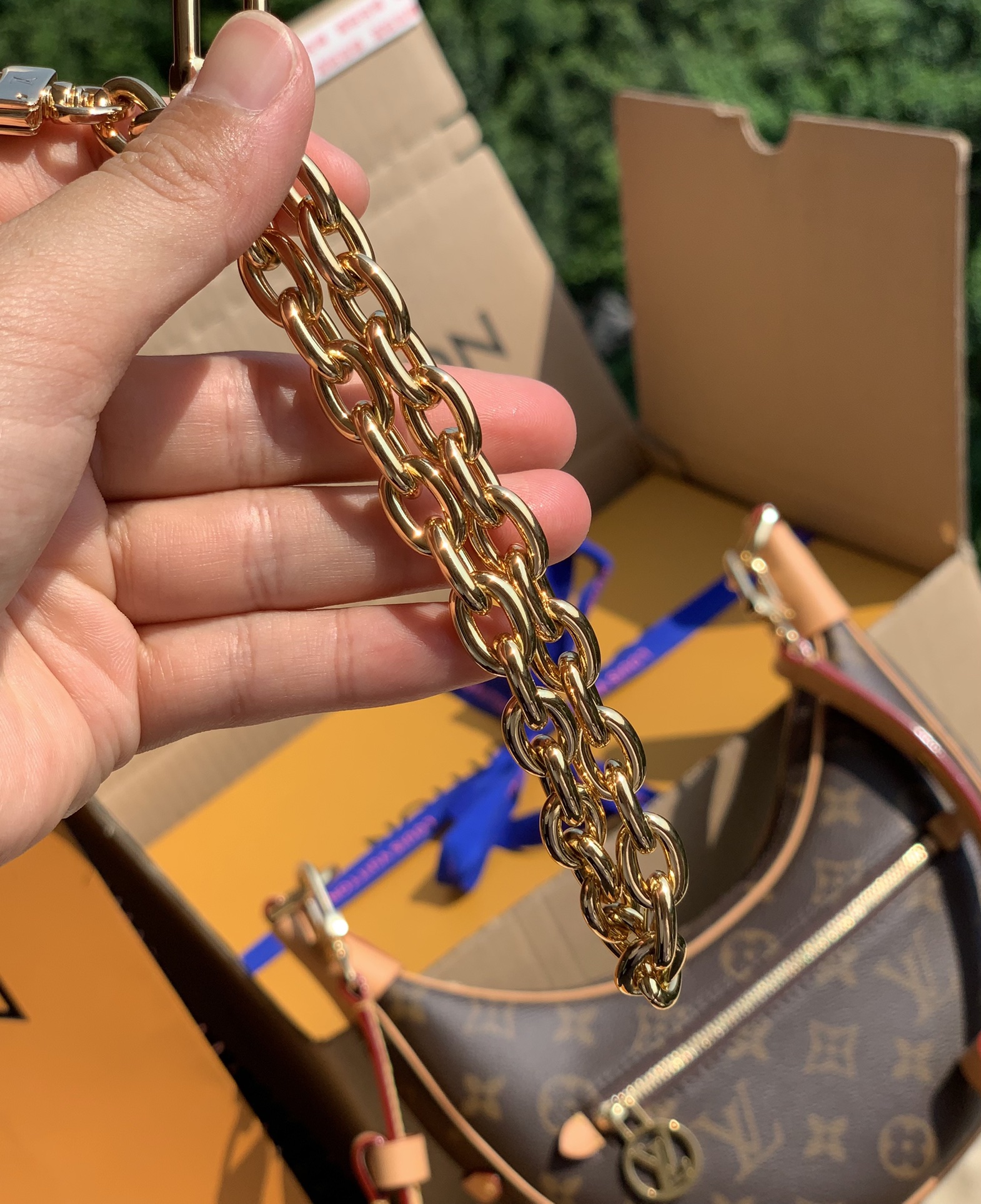 🌼 m81098尺寸:24*22*6cm 海外渠道订单！原厂货！明年的大爆款提前登场！———牛角/月亮包