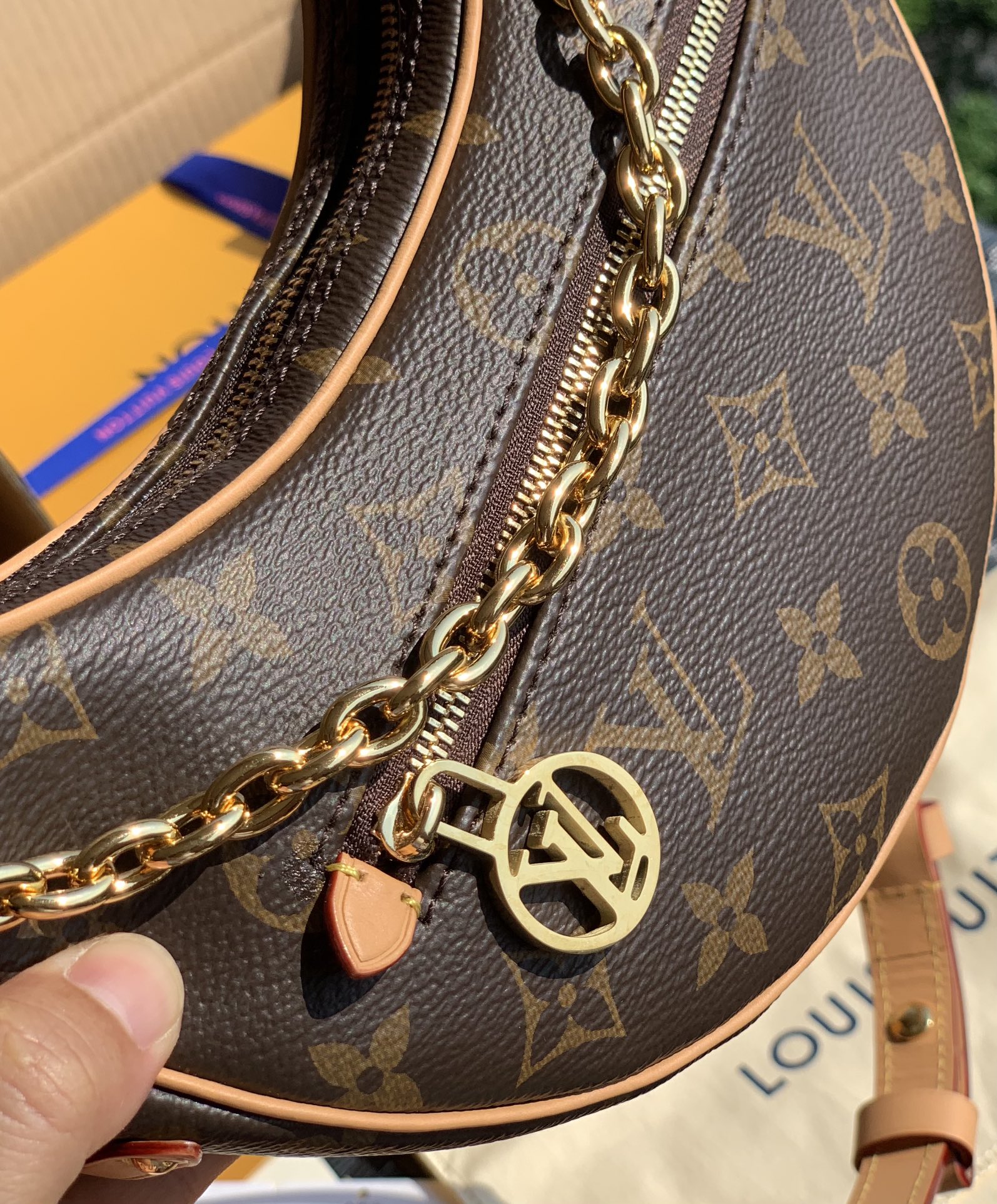 🌼 m81098尺寸:24*22*6cm 海外渠道订单！原厂货！明年的大爆款提前登场！———牛角/月亮包