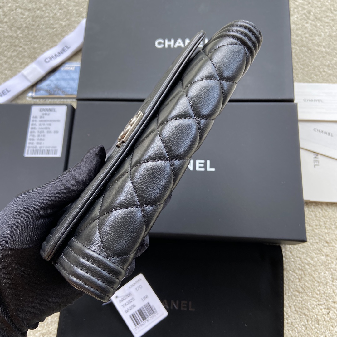小香进口意大利羊皮货号:A80286尺寸:w19h10.5d3cm颜色:黑色羊皮银色唛