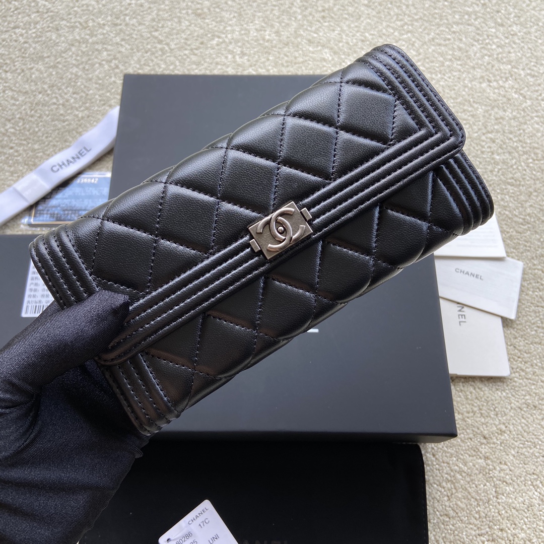 小香进口意大利羊皮货号:A80286尺寸:w19h10.5d3cm颜色:黑色羊皮银色唛