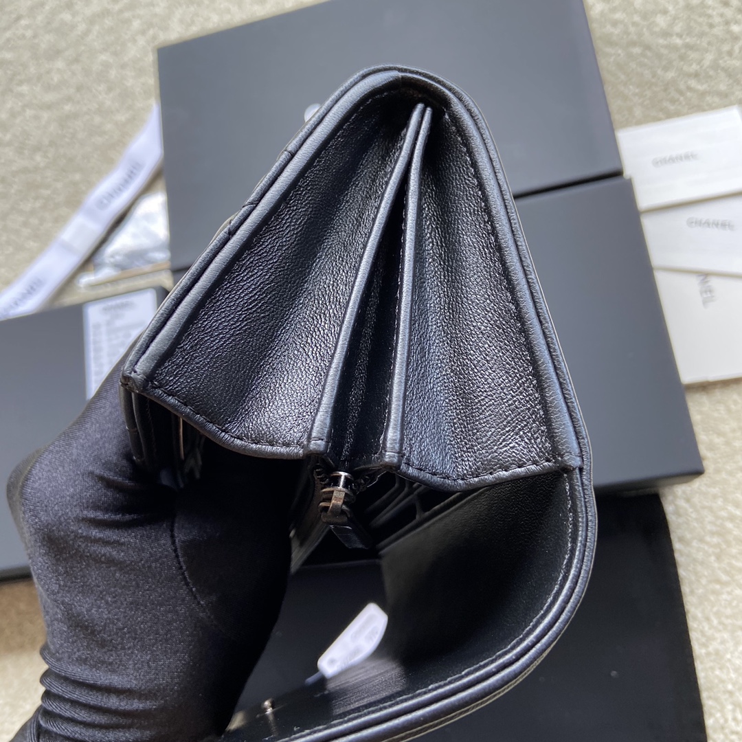 小香进口意大利羊皮货号:A80286尺寸:w19h10.5d3cm颜色:黑色羊皮银色唛