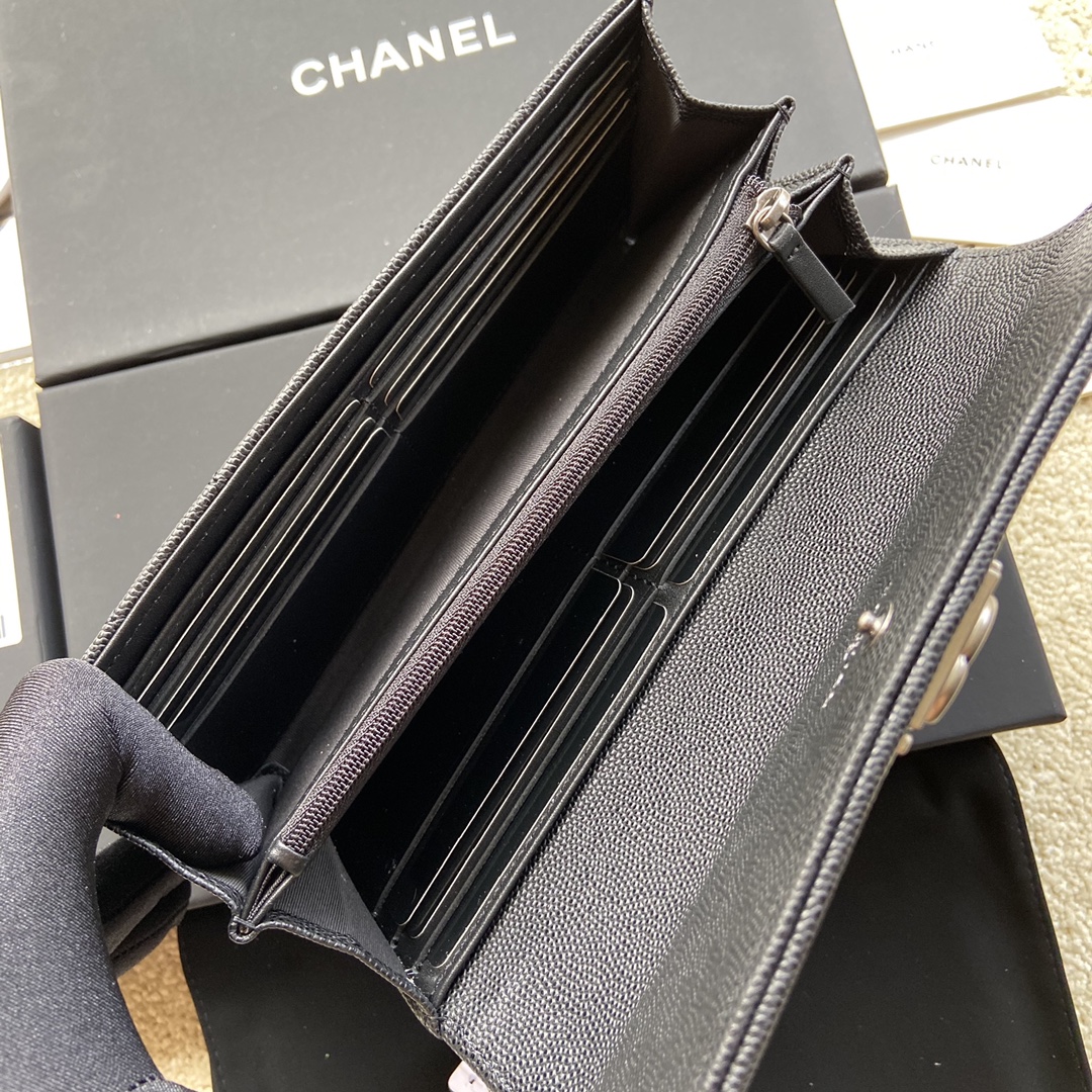 小香进口意大利细颗粒牛皮货号:A80286尺寸:w19h10.5d3cm颜色:黑色细球纹银色唛