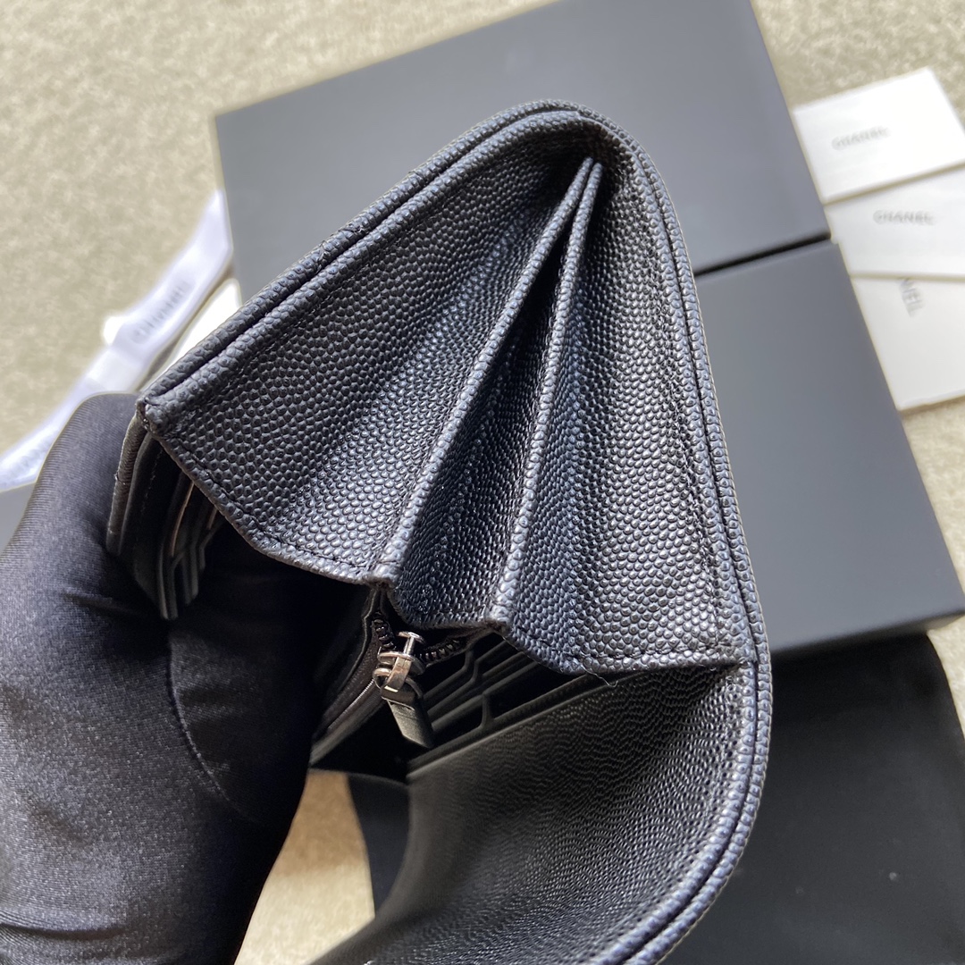 小香进口意大利细颗粒牛皮货号:A80286尺寸:w19h10.5d3cm颜色:黑色细球纹银色唛