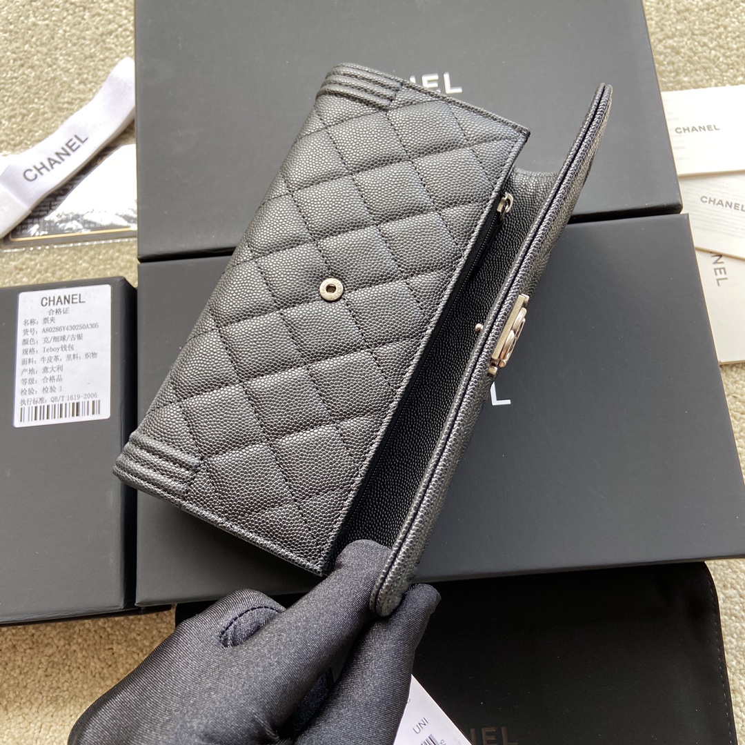小香进口意大利细颗粒牛皮货号:A80286尺寸:w19h10.5d3cm颜色:黑色细球纹银色唛