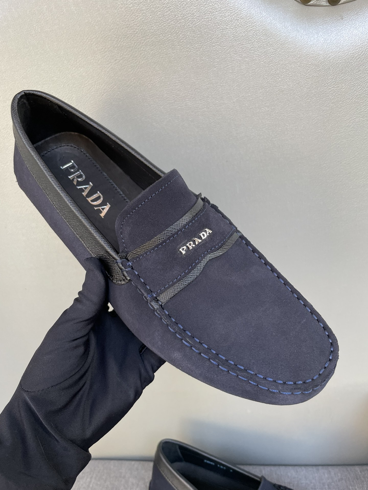 NO:354330,Purchase level of genuine product purchasing agent, counter synchronized prada classic men's shoes, pure handmade driving footwear, lazy shoes, impeccable workmanship details, imported calfskin imported imported water dyed cowhide inner dark blue imported Niujing 39-44 spot (38,45 customized),, prada, cowhide19860909批正品代购级别 专柜同步 prada经典款豆豆男鞋 纯手工开车套脚鞋 懒人鞋 做工细节无可挑剔 鞋面进口开小牛皮 进口水染牛皮内里 深蓝色进口牛京 39-44现货（38,45定做）,,prada,cowhide,Men's shoes
