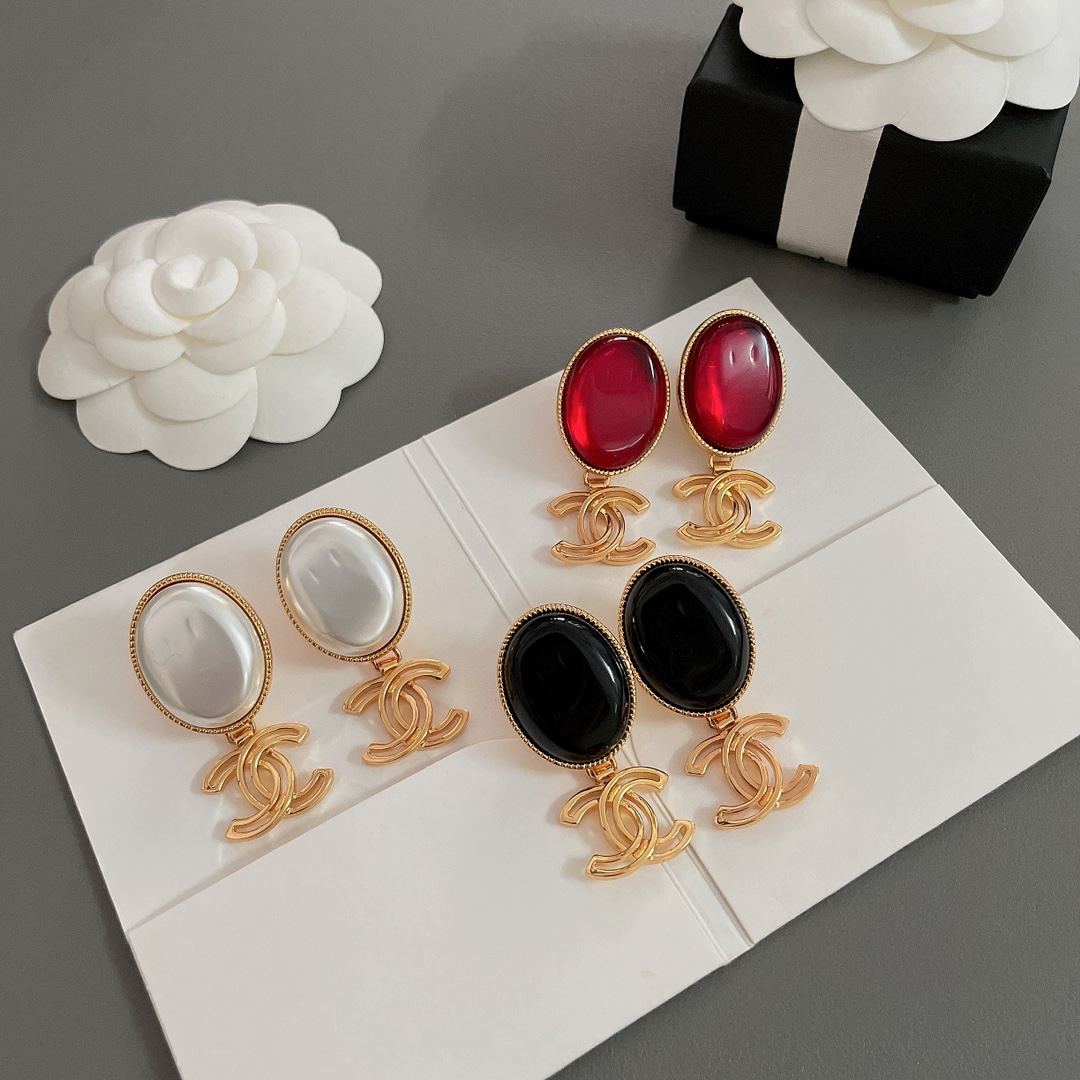 NO:633610,88170 [Fragrant oval hanging double C earrings] Z, three colors full of Vint@ge flavor, very eye-catching and very present but also very graceful and full of retro flavor!  Moreover, the surface of the white pearl and black/red crystal has irregular concave and convex lines, and the design is really beautiful. It has a very special temperament. You must buy it, the Vint@ge style will last forever!  ,,earrings,Cardia high-end jewelry1986090988170【香椭圆吊双C耳环】Z ,三个颜色满满的Vint@ge的味道,非常耐看而且很有存在感但又很婉约的复古味十足！且白珍珠,黑/红色水晶的表面是有不规则的凹凸纹路,设计感极上耳真的美爆了,特别特别有气质,一定要入,风格永存的Vint@ge款！,,earrings,卡迪亚高端饰品,Jewelry