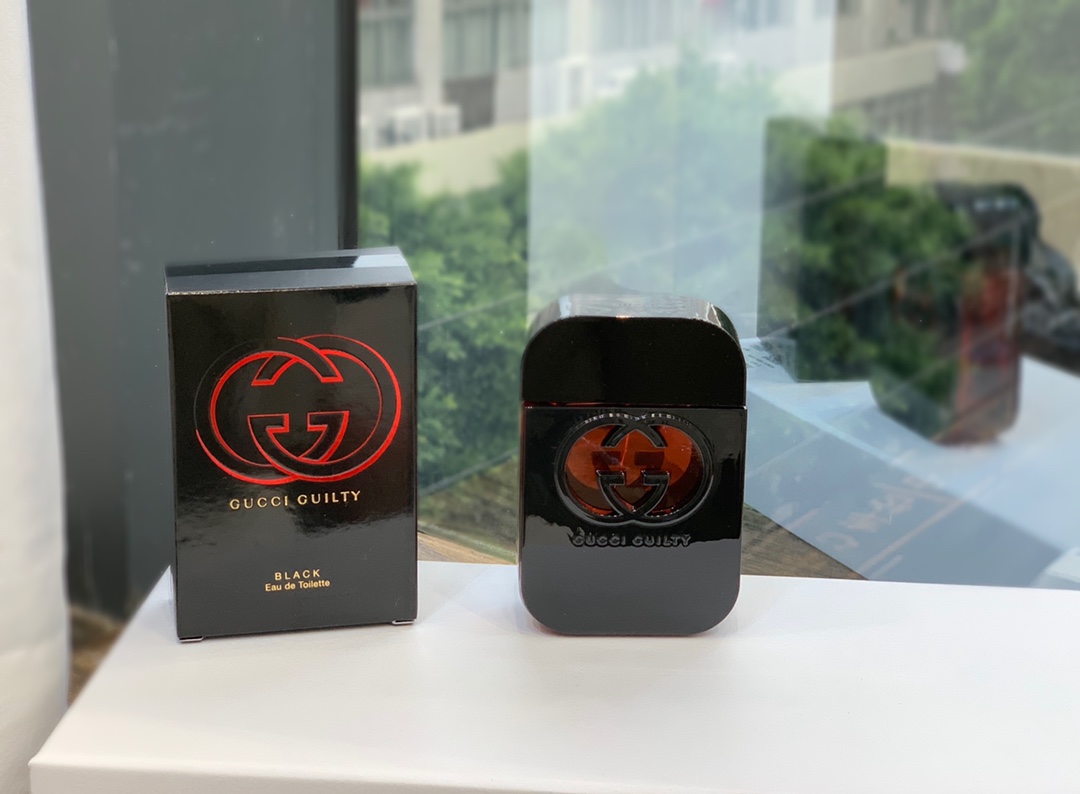 Gucci古驰Guilty黑色罪爱暗流惹火女士淡香水75ml 罪爱惹火女香 Gypsy Water 东方花香调 前调:粉红胡椒红浆果 中调:树莓桃子紫罗兰紫丁香 后调:广藿香琥珀焦糖 开始是广藿香苦苦的气味夹着莓 果的味道冲出来,然后莓果慢慢 消退,胡椒和花香慢慢涌出,再 后面是琥珀的味道,琥珀麝香带 来一种温暖感触,广藿香贯穿了 整个香味