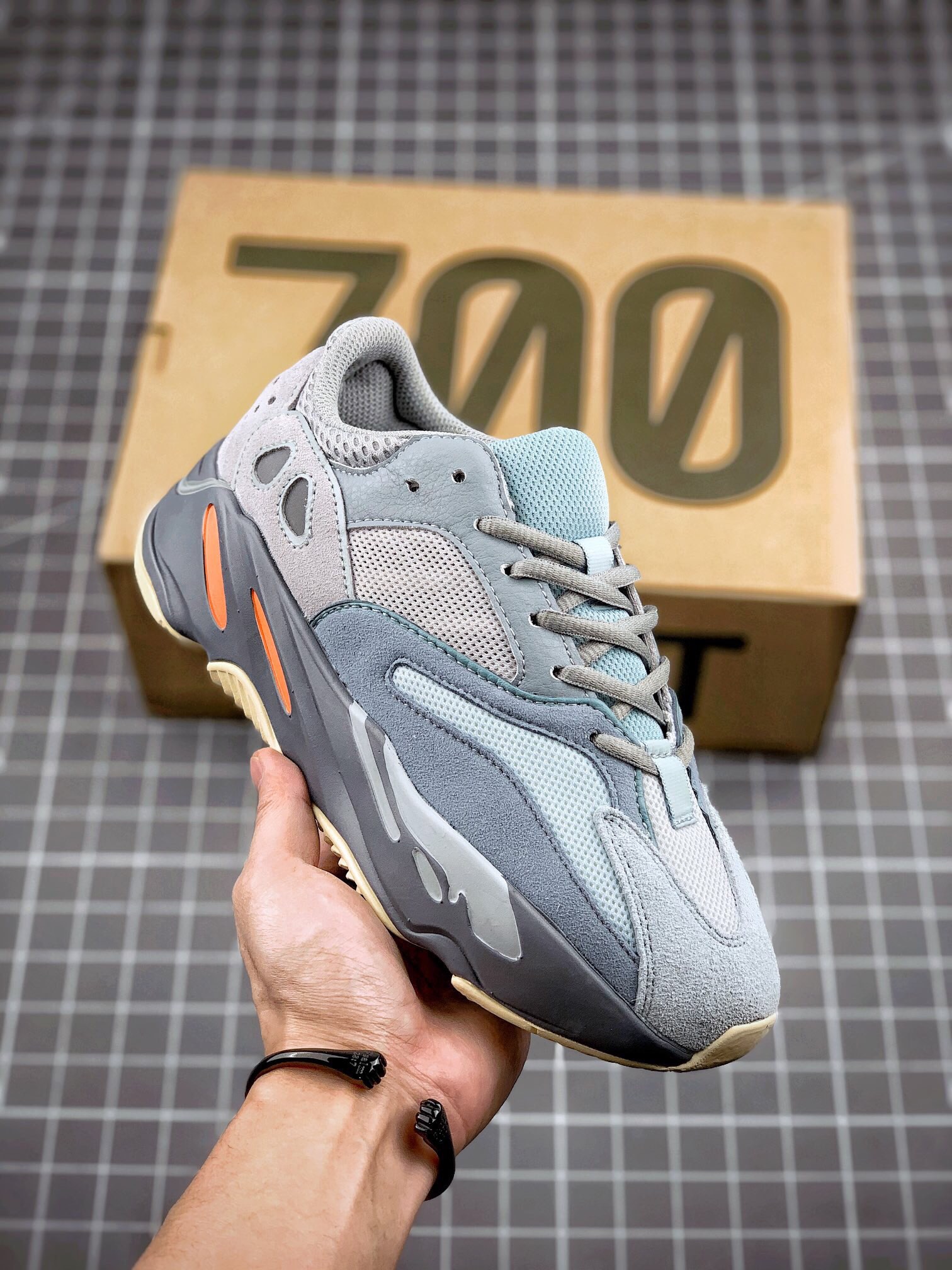 💰180真标💰220公司级💰320纯原版
阿迪orginals yeezy boost 700椰子350满天星500天使限定老爹鞋跑步鞋
市场同价位区间 性价比绝无第二家‼️
正确贝壳头m2k雪地靴aj1开拓者华夫sacai阿甘n头层牛巴革材质 sb dunk黑白熊猫影子灰 原厂3d档案空军纯白全白小麦数据 
原厂纸板 头层nb327皮料 细节与正品欧文篮球鞋对版
中底内置 basf 科技，材质轻便 穿着软硬适中。 全套纸板模具 原厂韩国gblight 反光材料和prime asia皮料 一切遵循公司货成型打造！ 
尺码：36 36.5 37 38 38.5 39 40 40.5 41 42 42.5 43 44 44.5 45 46

主营：阿迪达斯 耐克 匡威 万斯 麦昆 古驰 斯凯奇 nb 新百伦 斐乐 巴黎世家 
椰子350 椰子500 椰子700 m2k 贝壳头 1970s 三叶草 nb550 nb327 nb992
古驰做旧 古驰小脏鞋 古驰小蜜蜂 sb dunk 空军一号 老爹鞋 aj1 aj3 aj4 aj5 aj11 aj34 aj36 aj312 g.t cut 闪电倒勾 篮球鞋：利拉德7 利拉德6 利拉德5 欧文7代 欧文6 欧文5 欧文4 欧文3 欧文2 欧文1 詹姆斯18代 詹姆斯17 詹姆斯16 詹姆斯15 詹姆斯14 詹姆斯13 詹姆斯12 詹姆斯11 詹姆斯5 詹姆斯4 科比5代 科比1 科比4 科比7 科比8 科比9 科比10 科比12 字母哥2代 字母哥1代 字母哥3代 哈登5代 哈登4代 哈登3 哈登2 哈登1 库里8代 库里7 库里6 库里5 库里4 ……系列 欢
#原盒配件 原厂中底钢印、拉帮完美
Size:36 36.5 37.5 38 38.5 39 40 40.5 41 42 42.5 43 44 44.5 45
现货跑量工厂长期主打款真正的好货不靠吹嘘
质量我们替你把关，你还在犹豫什么，撸起袖子加油干。
全部男女鞋，真标真爆带半码
耐克 阿迪达斯 三叶草 椰子350 v2 sb dunk 古驰脏脏鞋 麦昆 匡威1970s 万斯 vans 范斯 新百伦 乔丹 air jordan 亚瑟士 斯凯奇 斐乐 彪马 锐步 mlb  fila 鬼冢虎 莆田鞋   板鞋 樱花粉  af1 高帮 纯白 复古  满天星 解构 鞋盾   小麦色  蓝粉  马卡龙 低帮 独角兽 鸳鸯 联名 童鞋  冰淇淋  骨白冰蓝  白蓝 黑色 小白鞋 电玩像素 黑白 涂鸦 镭射 雾霾 白色  diy  1970s 夜光  大童 泼墨 中帮 黑武士 洛克公园 魔术贴 情侣 经典 四钩 奶咖色 刮刮乐 白丝绸 白银 3m 反光 白绿夜光 白橙双钩 小雏菊  权志龙 白绿橙 off white 飞线  金钩 冰块 小银钩 笑脸 缝线  剪纸 纯黑 蓝丝绸  情人节限定  白金 蓝白 354 黑曜石   熊猫 像素  冰蓝 四小勾 水晶底 寿桃 洞洞鞋 彩虹像素  灰色 air force 1 黑色   拖鞋 aj4 aj35 aj11 篮球鞋 莆田 aj3 aj6 aj13 aj7 童鞋 儿童鞋  aj312   aj36 黑白奥利奥  传奇蓝  aj32  限量版 飞人拖鞋 康扣  熊猫 北卡蓝  low  白水泥  藤原浩  aj34郭艾伦 影子灰  蒂芙尼绿 aj10 倒钩  aj9 冰雪奇缘 黑曜石 aj31  aj270 球鞋  大魔王 冰激凌  樱木花道  热熔岩  迪奥联名  胭脂红 凉鞋 aj15  满天星 水泥灰 芝加哥 鸳鸯 aj28  情侣 aj28 樱花粉 电玩像素 北卡蓝 小迪奥 粉色 樱花粉 电玩像素  烟灰 变色龙 兵马俑 大巴黎 aj16  兔八哥  马卡龙  大学蓝 aj30 黑水泥  白蛇 叶绿素 火影 白水泥 情人节限定 粉蛇 黑红 球鞋gtcut   kobe球鞋 zoom kobe 500黑武士 2022r nike星空 gt球鞋 zoom跑鞋 纽巴伦990 nikecourt女鞋 zoom aj1 nb827 斐乐hike nike青花瓷 aj镭射 科6 next跑鞋 宇航员2.0 小白鞋 男鞋 运动鞋 斯凯奇 斐乐 板鞋 aj 彪马 新百伦 亚瑟士 new balance adidas 阿迪达斯 篮球鞋 空军一号 纯白  跑步鞋 vision street wear puma 女运动休闲鞋 nb  情侣鞋 球鞋 dunk 美津浓 欧文7  运动鞋女款跑步鞋 休闲男鞋  aj1 拖鞋 耐克鞋男新款 鞋子 童鞋 男款  飞马  zoom 超级飞马 跑鞋  老爹鞋 air max 儿童鞋子 男士 飞马38 m2k 日落 黑白熊猫  女款  飞马39  男款 阿甘鞋 飞马37  夏季  dunk sb 华夫鞋 凉鞋  开拓者 夏款 毛毛虫  气垫 air zoom 休闲鞋 高帮 帆布鞋 sacai 2022 vapormax 赤足  飞马36 af1 紫葡萄 树莓紫  winflo8 court女鞋 网鞋 zoom 破二  dc0774 拖鞋 superfly 子弹头 dunk黑白熊猫 blazer max270 欧文7 小童鞋  阿尔法 欧文8 登月 星空 莆田  黑武士 airmax97 贝壳头 三叶草 boost   forum 椰子鞋  yeezy  neo  暗夜精灵 金标 椰子 350 v2  ultraboost 清风 阿尔法 涉水鞋 ub21 ub22  forum84 ub nmd 爆米花 pro2 cut  supernova x9000 椰子500  小椰子 forum low 史密斯 椰子700  樱花系列女鞋 新百伦530 327   574   5740 满天星 992 550 990 303 nb2002ra 302 元祖灰 993 990v5 nb300 ms327 580 999 nb327新百伦 新百伦878 nb300 5740奶茶色 m5740nb5740 997 608 452 nbms327 992元祖灰 996 880 低帮  倒钩  aj1 low 北卡蓝 黑曜石  倒钩藤原浩鞋 芝加哥 禁穿 小迪奥aj1 aj1大学蓝 樱花粉 烟灰   闪电倒钩 mid  影子灰 白丝绸   黑红脚趾 黑红 马卡龙 小dior 蒂芙尼绿 黑脚趾 小摩卡 蜘蛛侠 兔八哥 莆田纯原 纯白 中帮 黑粉脚趾 鸳鸯 low摩卡棕 扣碎 倒钩低帮 小闪电 凯尔特人 芝加哥ow联名 灰白 红豆奶茶 叛逆 换底 扣碎篮板 摩卡棕 迪奥联名鞋 皇家蓝 低帮女鞋倒钩白棕 泡泡糖 黑粉脚趾 北卡蓝低帮 黑绿脚趾 影子灰 蒂芙尼绿 黑脚趾 浆果粉  扣碎篮板 鸳鸯 冰淇淋 白丝绸 激光蓝 offwhite联名 黑粉脚趾	 蓝 水洗丹宁 情人节 午夜蓝 凯尔特人 泡泡糖  男鞋 女鞋 夏季 儿童 拖鞋  小众鞋 篮球鞋 凉鞋 运动鞋 跑步鞋 童鞋  板鞋  日落  足球鞋 小白鞋 跑鞋 老爹鞋 zoom 超级飞马 36 37 38   sb   dunk  鞋子 新款 m2k air max   薄款 赤足5.0  星空 登月