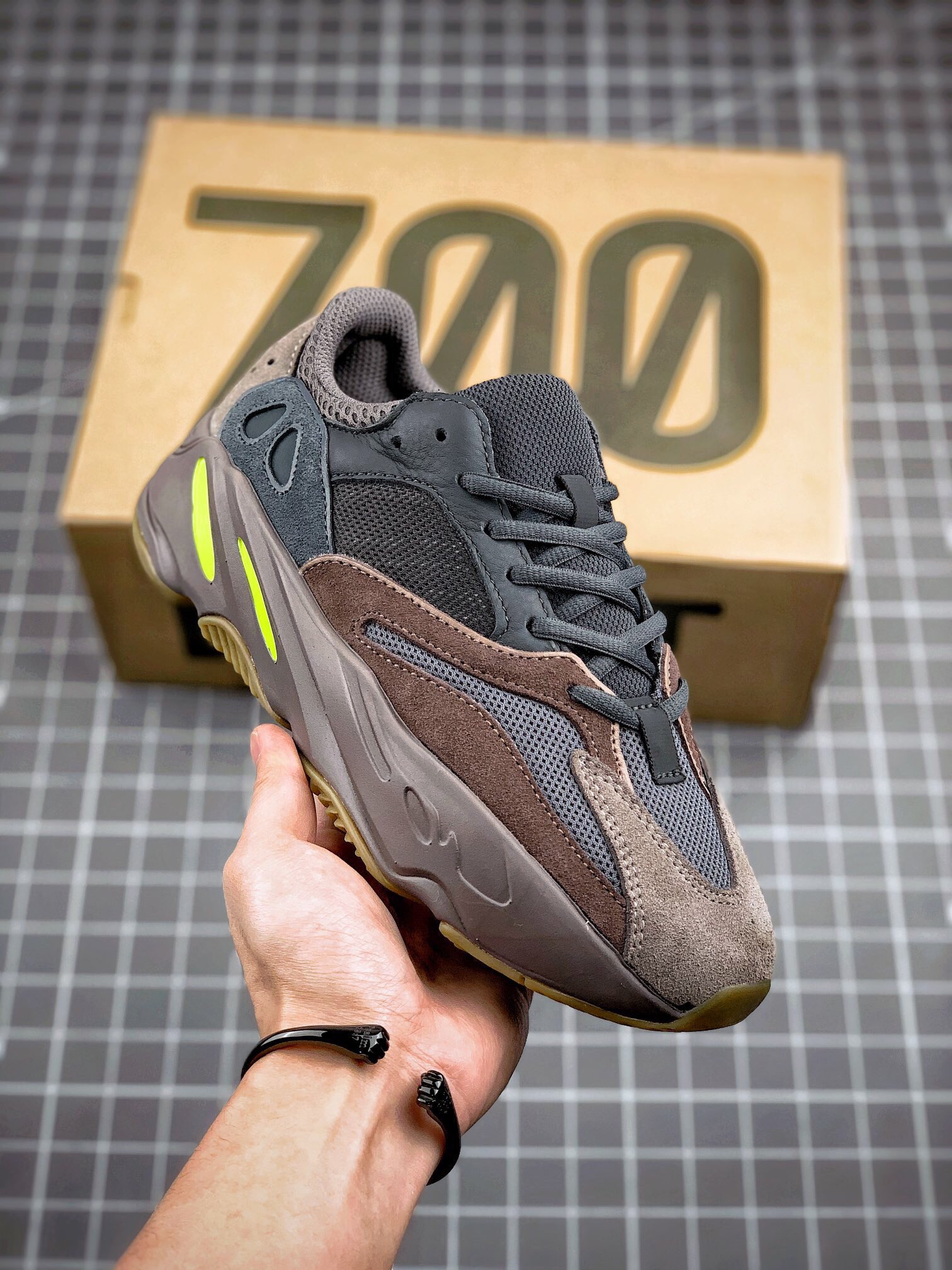 💰180真标💰220公司级💰320纯原版
阿迪orginals yeezy boost 700椰子350满天星500天使限定老爹鞋跑步鞋
市场同价位区间 性价比绝无第二家‼️
正确贝壳头m2k雪地靴aj1开拓者华夫sacai阿甘n头层牛巴革材质 sb dunk黑白熊猫影子灰 原厂3d档案空军纯白全白小麦数据 
原厂纸板 头层nb327皮料 细节与正品欧文篮球鞋对版
中底内置 basf 科技，材质轻便 穿着软硬适中。 全套纸板模具 原厂韩国gblight 反光材料和prime asia皮料 一切遵循公司货成型打造！ 
尺码：36 36.5 37 38 38.5 39 40 40.5 41 42 42.5 43 44 44.5 45 46

主营：阿迪达斯 耐克 匡威 万斯 麦昆 古驰 斯凯奇 nb 新百伦 斐乐 巴黎世家 
椰子350 椰子500 椰子700 m2k 贝壳头 1970s 三叶草 nb550 nb327 nb992
古驰做旧 古驰小脏鞋 古驰小蜜蜂 sb dunk 空军一号 老爹鞋 aj1 aj3 aj4 aj5 aj11 aj34 aj36 aj312 g.t cut 闪电倒勾 篮球鞋：利拉德7 利拉德6 利拉德5 欧文7代 欧文6 欧文5 欧文4 欧文3 欧文2 欧文1 詹姆斯18代 詹姆斯17 詹姆斯16 詹姆斯15 詹姆斯14 詹姆斯13 詹姆斯12 詹姆斯11 詹姆斯5 詹姆斯4 科比5代 科比1 科比4 科比7 科比8 科比9 科比10 科比12 字母哥2代 字母哥1代 字母哥3代 哈登5代 哈登4代 哈登3 哈登2 哈登1 库里8代 库里7 库里6 库里5 库里4 ……系列 欢
#原盒配件 原厂中底钢印、拉帮完美
Size:36 36.5 37.5 38 38.5 39 40 40.5 41 42 42.5 43 44 44.5 45
现货跑量工厂长期主打款真正的好货不靠吹嘘
质量我们替你把关，你还在犹豫什么，撸起袖子加油干。
全部男女鞋，真标真爆带半码
耐克 阿迪达斯 三叶草 椰子350 v2 sb dunk 古驰脏脏鞋 麦昆 匡威1970s 万斯 vans 范斯 新百伦 乔丹 air jordan 亚瑟士 斯凯奇 斐乐 彪马 锐步 mlb  fila 鬼冢虎 莆田鞋   板鞋 樱花粉  af1 高帮 纯白 复古  满天星 解构 鞋盾   小麦色  蓝粉  马卡龙 低帮 独角兽 鸳鸯 联名 童鞋  冰淇淋  骨白冰蓝  白蓝 黑色 小白鞋 电玩像素 黑白 涂鸦 镭射 雾霾 白色  diy  1970s 夜光  大童 泼墨 中帮 黑武士 洛克公园 魔术贴 情侣 经典 四钩 奶咖色 刮刮乐 白丝绸 白银 3m 反光 白绿夜光 白橙双钩 小雏菊  权志龙 白绿橙 off white 飞线  金钩 冰块 小银钩 笑脸 缝线  剪纸 纯黑 蓝丝绸  情人节限定  白金 蓝白 354 黑曜石   熊猫 像素  冰蓝 四小勾 水晶底 寿桃 洞洞鞋 彩虹像素  灰色 air force 1 黑色   拖鞋 aj4 aj35 aj11 篮球鞋 莆田 aj3 aj6 aj13 aj7 童鞋 儿童鞋  aj312   aj36 黑白奥利奥  传奇蓝  aj32  限量版 飞人拖鞋 康扣  熊猫 北卡蓝  low  白水泥  藤原浩  aj34郭艾伦 影子灰  蒂芙尼绿 aj10 倒钩  aj9 冰雪奇缘 黑曜石 aj31  aj270 球鞋  大魔王 冰激凌  樱木花道  热熔岩  迪奥联名  胭脂红 凉鞋 aj15  满天星 水泥灰 芝加哥 鸳鸯 aj28  情侣 aj28 樱花粉 电玩像素 北卡蓝 小迪奥 粉色 樱花粉 电玩像素  烟灰 变色龙 兵马俑 大巴黎 aj16  兔八哥  马卡龙  大学蓝 aj30 黑水泥  白蛇 叶绿素 火影 白水泥 情人节限定 粉蛇 黑红 球鞋gtcut   kobe球鞋 zoom kobe 500黑武士 2022r nike星空 gt球鞋 zoom跑鞋 纽巴伦990 nikecourt女鞋 zoom aj1 nb827 斐乐hike nike青花瓷 aj镭射 科6 next跑鞋 宇航员2.0 小白鞋 男鞋 运动鞋 斯凯奇 斐乐 板鞋 aj 彪马 新百伦 亚瑟士 new balance adidas 阿迪达斯 篮球鞋 空军一号 纯白  跑步鞋 vision street wear puma 女运动休闲鞋 nb  情侣鞋 球鞋 dunk 美津浓 欧文7  运动鞋女款跑步鞋 休闲男鞋  aj1 拖鞋 耐克鞋男新款 鞋子 童鞋 男款  飞马  zoom 超级飞马 跑鞋  老爹鞋 air max 儿童鞋子 男士 飞马38 m2k 日落 黑白熊猫  女款  飞马39  男款 阿甘鞋 飞马37  夏季  dunk sb 华夫鞋 凉鞋  开拓者 夏款 毛毛虫  气垫 air zoom 休闲鞋 高帮 帆布鞋 sacai 2022 vapormax 赤足  飞马36 af1 紫葡萄 树莓紫  winflo8 court女鞋 网鞋 zoom 破二  dc0774 拖鞋 superfly 子弹头 dunk黑白熊猫 blazer max270 欧文7 小童鞋  阿尔法 欧文8 登月 星空 莆田  黑武士 airmax97 贝壳头 三叶草 boost   forum 椰子鞋  yeezy  neo  暗夜精灵 金标 椰子 350 v2  ultraboost 清风 阿尔法 涉水鞋 ub21 ub22  forum84 ub nmd 爆米花 pro2 cut  supernova x9000 椰子500  小椰子 forum low 史密斯 椰子700  樱花系列女鞋 新百伦530 327   574   5740 满天星 992 550 990 303 nb2002ra 302 元祖灰 993 990v5 nb300 ms327 580 999 nb327新百伦 新百伦878 nb300 5740奶茶色 m5740nb5740 997 608 452 nbms327 992元祖灰 996 880 低帮  倒钩  aj1 low 北卡蓝 黑曜石  倒钩藤原浩鞋 芝加哥 禁穿 小迪奥aj1 aj1大学蓝 樱花粉 烟灰   闪电倒钩 mid  影子灰 白丝绸   黑红脚趾 黑红 马卡龙 小dior 蒂芙尼绿 黑脚趾 小摩卡 蜘蛛侠 兔八哥 莆田纯原 纯白 中帮 黑粉脚趾 鸳鸯 low摩卡棕 扣碎 倒钩低帮 小闪电 凯尔特人 芝加哥ow联名 灰白 红豆奶茶 叛逆 换底 扣碎篮板 摩卡棕 迪奥联名鞋 皇家蓝 低帮女鞋倒钩白棕 泡泡糖 黑粉脚趾 北卡蓝低帮 黑绿脚趾 影子灰 蒂芙尼绿 黑脚趾 浆果粉  扣碎篮板 鸳鸯 冰淇淋 白丝绸 激光蓝 offwhite联名 黑粉脚趾	 蓝 水洗丹宁 情人节 午夜蓝 凯尔特人 泡泡糖  男鞋 女鞋 夏季 儿童 拖鞋  小众鞋 篮球鞋 凉鞋 运动鞋 跑步鞋 童鞋  板鞋  日落  足球鞋 小白鞋 跑鞋 老爹鞋 zoom 超级飞马 36 37 38   sb   dunk  鞋子 新款 m2k air max   薄款 赤足5.0  星空 登月