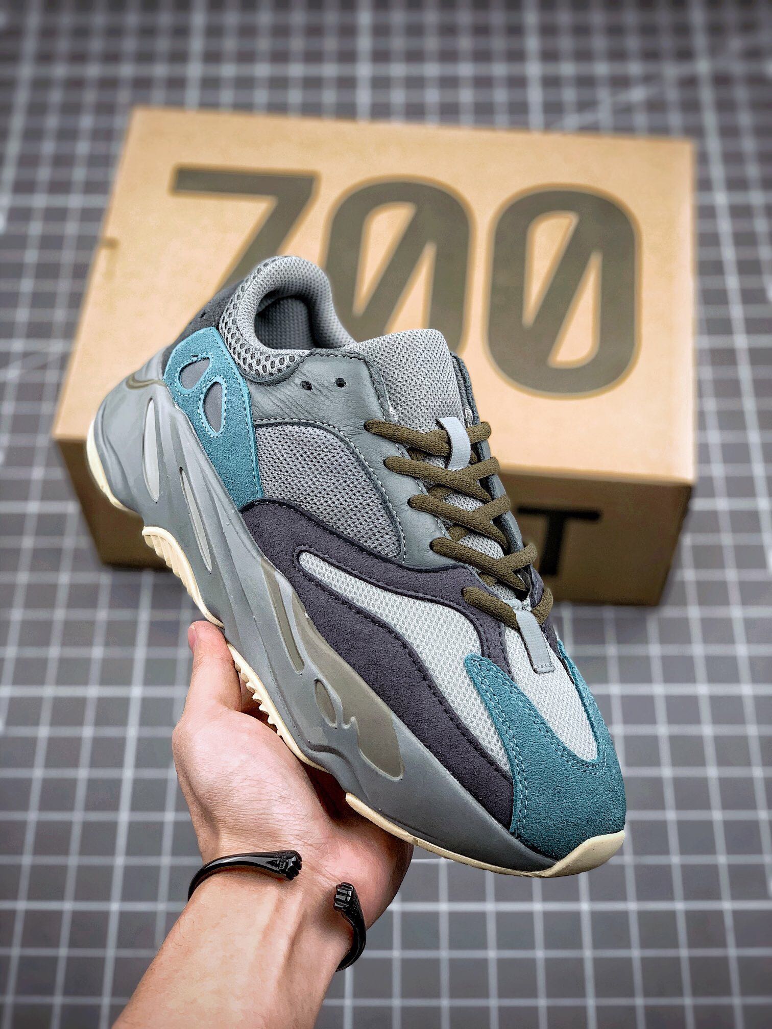 💰180真标💰220公司级💰320纯原版
阿迪orginals yeezy boost 700椰子350满天星500天使限定老爹鞋跑步鞋
市场同价位区间 性价比绝无第二家‼️
正确贝壳头m2k雪地靴aj1开拓者华夫sacai阿甘n头层牛巴革材质 sb dunk黑白熊猫影子灰 原厂3d档案空军纯白全白小麦数据 
原厂纸板 头层nb327皮料 细节与正品欧文篮球鞋对版
中底内置 basf 科技，材质轻便 穿着软硬适中。 全套纸板模具 原厂韩国gblight 反光材料和prime asia皮料 一切遵循公司货成型打造！ 
尺码：36 36.5 37 38 38.5 39 40 40.5 41 42 42.5 43 44 44.5 45 46

主营：阿迪达斯 耐克 匡威 万斯 麦昆 古驰 斯凯奇 nb 新百伦 斐乐 巴黎世家 
椰子350 椰子500 椰子700 m2k 贝壳头 1970s 三叶草 nb550 nb327 nb992
古驰做旧 古驰小脏鞋 古驰小蜜蜂 sb dunk 空军一号 老爹鞋 aj1 aj3 aj4 aj5 aj11 aj34 aj36 aj312 g.t cut 闪电倒勾 篮球鞋：利拉德7 利拉德6 利拉德5 欧文7代 欧文6 欧文5 欧文4 欧文3 欧文2 欧文1 詹姆斯18代 詹姆斯17 詹姆斯16 詹姆斯15 詹姆斯14 詹姆斯13 詹姆斯12 詹姆斯11 詹姆斯5 詹姆斯4 科比5代 科比1 科比4 科比7 科比8 科比9 科比10 科比12 字母哥2代 字母哥1代 字母哥3代 哈登5代 哈登4代 哈登3 哈登2 哈登1 库里8代 库里7 库里6 库里5 库里4 ……系列 欢
#原盒配件 原厂中底钢印、拉帮完美
Size:36 36.5 37.5 38 38.5 39 40 40.5 41 42 42.5 43 44 44.5 45
现货跑量工厂长期主打款真正的好货不靠吹嘘
质量我们替你把关，你还在犹豫什么，撸起袖子加油干。
全部男女鞋，真标真爆带半码
耐克 阿迪达斯 三叶草 椰子350 v2 sb dunk 古驰脏脏鞋 麦昆 匡威1970s 万斯 vans 范斯 新百伦 乔丹 air jordan 亚瑟士 斯凯奇 斐乐 彪马 锐步 mlb  fila 鬼冢虎 莆田鞋   板鞋 樱花粉  af1 高帮 纯白 复古  满天星 解构 鞋盾   小麦色  蓝粉  马卡龙 低帮 独角兽 鸳鸯 联名 童鞋  冰淇淋  骨白冰蓝  白蓝 黑色 小白鞋 电玩像素 黑白 涂鸦 镭射 雾霾 白色  diy  1970s 夜光  大童 泼墨 中帮 黑武士 洛克公园 魔术贴 情侣 经典 四钩 奶咖色 刮刮乐 白丝绸 白银 3m 反光 白绿夜光 白橙双钩 小雏菊  权志龙 白绿橙 off white 飞线  金钩 冰块 小银钩 笑脸 缝线  剪纸 纯黑 蓝丝绸  情人节限定  白金 蓝白 354 黑曜石   熊猫 像素  冰蓝 四小勾 水晶底 寿桃 洞洞鞋 彩虹像素  灰色 air force 1 黑色   拖鞋 aj4 aj35 aj11 篮球鞋 莆田 aj3 aj6 aj13 aj7 童鞋 儿童鞋  aj312   aj36 黑白奥利奥  传奇蓝  aj32  限量版 飞人拖鞋 康扣  熊猫 北卡蓝  low  白水泥  藤原浩  aj34郭艾伦 影子灰  蒂芙尼绿 aj10 倒钩  aj9 冰雪奇缘 黑曜石 aj31  aj270 球鞋  大魔王 冰激凌  樱木花道  热熔岩  迪奥联名  胭脂红 凉鞋 aj15  满天星 水泥灰 芝加哥 鸳鸯 aj28  情侣 aj28 樱花粉 电玩像素 北卡蓝 小迪奥 粉色 樱花粉 电玩像素  烟灰 变色龙 兵马俑 大巴黎 aj16  兔八哥  马卡龙  大学蓝 aj30 黑水泥  白蛇 叶绿素 火影 白水泥 情人节限定 粉蛇 黑红 球鞋gtcut   kobe球鞋 zoom kobe 500黑武士 2022r nike星空 gt球鞋 zoom跑鞋 纽巴伦990 nikecourt女鞋 zoom aj1 nb827 斐乐hike nike青花瓷 aj镭射 科6 next跑鞋 宇航员2.0 小白鞋 男鞋 运动鞋 斯凯奇 斐乐 板鞋 aj 彪马 新百伦 亚瑟士 new balance adidas 阿迪达斯 篮球鞋 空军一号 纯白  跑步鞋 vision street wear puma 女运动休闲鞋 nb  情侣鞋 球鞋 dunk 美津浓 欧文7  运动鞋女款跑步鞋 休闲男鞋  aj1 拖鞋 耐克鞋男新款 鞋子 童鞋 男款  飞马  zoom 超级飞马 跑鞋  老爹鞋 air max 儿童鞋子 男士 飞马38 m2k 日落 黑白熊猫  女款  飞马39  男款 阿甘鞋 飞马37  夏季  dunk sb 华夫鞋 凉鞋  开拓者 夏款 毛毛虫  气垫 air zoom 休闲鞋 高帮 帆布鞋 sacai 2022 vapormax 赤足  飞马36 af1 紫葡萄 树莓紫  winflo8 court女鞋 网鞋 zoom 破二  dc0774 拖鞋 superfly 子弹头 dunk黑白熊猫 blazer max270 欧文7 小童鞋  阿尔法 欧文8 登月 星空 莆田  黑武士 airmax97 贝壳头 三叶草 boost   forum 椰子鞋  yeezy  neo  暗夜精灵 金标 椰子 350 v2  ultraboost 清风 阿尔法 涉水鞋 ub21 ub22  forum84 ub nmd 爆米花 pro2 cut  supernova x9000 椰子500  小椰子 forum low 史密斯 椰子700  樱花系列女鞋 新百伦530 327   574   5740 满天星 992 550 990 303 nb2002ra 302 元祖灰 993 990v5 nb300 ms327 580 999 nb327新百伦 新百伦878 nb300 5740奶茶色 m5740nb5740 997 608 452 nbms327 992元祖灰 996 880 低帮  倒钩  aj1 low 北卡蓝 黑曜石  倒钩藤原浩鞋 芝加哥 禁穿 小迪奥aj1 aj1大学蓝 樱花粉 烟灰   闪电倒钩 mid  影子灰 白丝绸   黑红脚趾 黑红 马卡龙 小dior 蒂芙尼绿 黑脚趾 小摩卡 蜘蛛侠 兔八哥 莆田纯原 纯白 中帮 黑粉脚趾 鸳鸯 low摩卡棕 扣碎 倒钩低帮 小闪电 凯尔特人 芝加哥ow联名 灰白 红豆奶茶 叛逆 换底 扣碎篮板 摩卡棕 迪奥联名鞋 皇家蓝 低帮女鞋倒钩白棕 泡泡糖 黑粉脚趾 北卡蓝低帮 黑绿脚趾 影子灰 蒂芙尼绿 黑脚趾 浆果粉  扣碎篮板 鸳鸯 冰淇淋 白丝绸 激光蓝 offwhite联名 黑粉脚趾	 蓝 水洗丹宁 情人节 午夜蓝 凯尔特人 泡泡糖  男鞋 女鞋 夏季 儿童 拖鞋  小众鞋 篮球鞋 凉鞋 运动鞋 跑步鞋 童鞋  板鞋  日落  足球鞋 小白鞋 跑鞋 老爹鞋 zoom 超级飞马 36 37 38   sb   dunk  鞋子 新款 m2k air max   薄款 赤足5.0  星空 登月