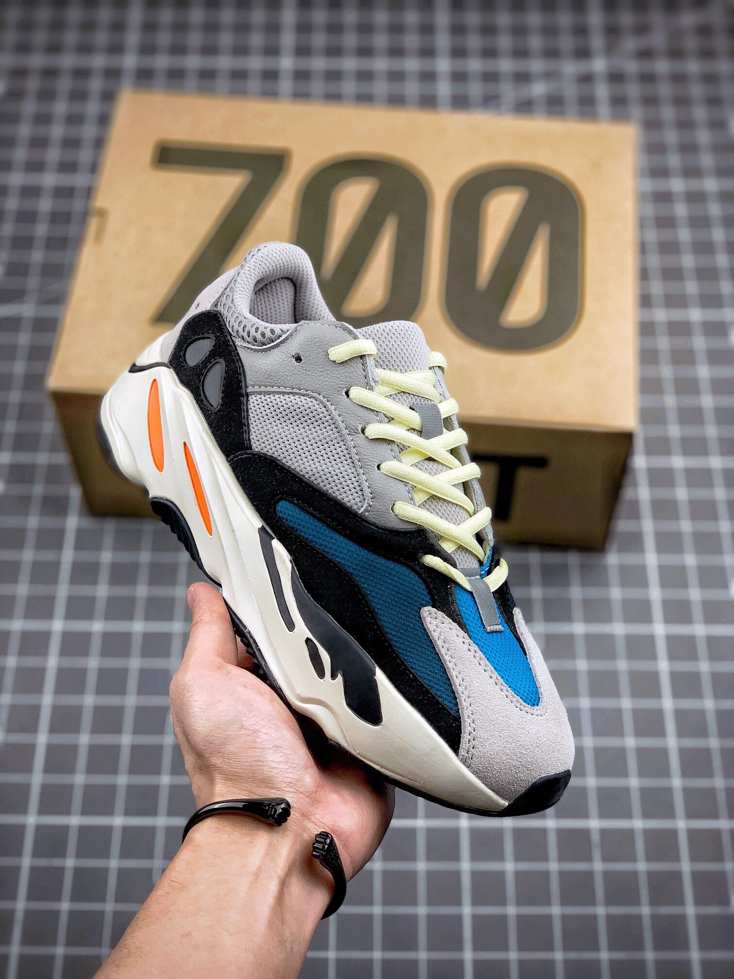 💰180真标💰220公司级💰320纯原版
阿迪orginals yeezy boost 700椰子350满天星500天使限定老爹鞋跑步鞋
市场同价位区间 性价比绝无第二家‼️
正确贝壳头m2k雪地靴aj1开拓者华夫sacai阿甘n头层牛巴革材质 sb dunk黑白熊猫影子灰 原厂3d档案空军纯白全白小麦数据 
原厂纸板 头层nb327皮料 细节与正品欧文篮球鞋对版
中底内置 basf 科技，材质轻便 穿着软硬适中。 全套纸板模具 原厂韩国gblight 反光材料和prime asia皮料 一切遵循公司货成型打造！ 
尺码：36 36.5 37 38 38.5 39 40 40.5 41 42 42.5 43 44 44.5 45 46

主营：阿迪达斯 耐克 匡威 万斯 麦昆 古驰 斯凯奇 nb 新百伦 斐乐 巴黎世家 
椰子350 椰子500 椰子700 m2k 贝壳头 1970s 三叶草 nb550 nb327 nb992
古驰做旧 古驰小脏鞋 古驰小蜜蜂 sb dunk 空军一号 老爹鞋 aj1 aj3 aj4 aj5 aj11 aj34 aj36 aj312 g.t cut 闪电倒勾 篮球鞋：利拉德7 利拉德6 利拉德5 欧文7代 欧文6 欧文5 欧文4 欧文3 欧文2 欧文1 詹姆斯18代 詹姆斯17 詹姆斯16 詹姆斯15 詹姆斯14 詹姆斯13 詹姆斯12 詹姆斯11 詹姆斯5 詹姆斯4 科比5代 科比1 科比4 科比7 科比8 科比9 科比10 科比12 字母哥2代 字母哥1代 字母哥3代 哈登5代 哈登4代 哈登3 哈登2 哈登1 库里8代 库里7 库里6 库里5 库里4 ……系列 欢
#原盒配件 原厂中底钢印、拉帮完美
Size:36 36.5 37.5 38 38.5 39 40 40.5 41 42 42.5 43 44 44.5 45
现货跑量工厂长期主打款真正的好货不靠吹嘘
质量我们替你把关，你还在犹豫什么，撸起袖子加油干。
全部男女鞋，真标真爆带半码
耐克 阿迪达斯 三叶草 椰子350 v2 sb dunk 古驰脏脏鞋 麦昆 匡威1970s 万斯 vans 范斯 新百伦 乔丹 air jordan 亚瑟士 斯凯奇 斐乐 彪马 锐步 mlb  fila 鬼冢虎 莆田鞋   板鞋 樱花粉  af1 高帮 纯白 复古  满天星 解构 鞋盾   小麦色  蓝粉  马卡龙 低帮 独角兽 鸳鸯 联名 童鞋  冰淇淋  骨白冰蓝  白蓝 黑色 小白鞋 电玩像素 黑白 涂鸦 镭射 雾霾 白色  diy  1970s 夜光  大童 泼墨 中帮 黑武士 洛克公园 魔术贴 情侣 经典 四钩 奶咖色 刮刮乐 白丝绸 白银 3m 反光 白绿夜光 白橙双钩 小雏菊  权志龙 白绿橙 off white 飞线  金钩 冰块 小银钩 笑脸 缝线  剪纸 纯黑 蓝丝绸  情人节限定  白金 蓝白 354 黑曜石   熊猫 像素  冰蓝 四小勾 水晶底 寿桃 洞洞鞋 彩虹像素  灰色 air force 1 黑色   拖鞋 aj4 aj35 aj11 篮球鞋 莆田 aj3 aj6 aj13 aj7 童鞋 儿童鞋  aj312   aj36 黑白奥利奥  传奇蓝  aj32  限量版 飞人拖鞋 康扣  熊猫 北卡蓝  low  白水泥  藤原浩  aj34郭艾伦 影子灰  蒂芙尼绿 aj10 倒钩  aj9 冰雪奇缘 黑曜石 aj31  aj270 球鞋  大魔王 冰激凌  樱木花道  热熔岩  迪奥联名  胭脂红 凉鞋 aj15  满天星 水泥灰 芝加哥 鸳鸯 aj28  情侣 aj28 樱花粉 电玩像素 北卡蓝 小迪奥 粉色 樱花粉 电玩像素  烟灰 变色龙 兵马俑 大巴黎 aj16  兔八哥  马卡龙  大学蓝 aj30 黑水泥  白蛇 叶绿素 火影 白水泥 情人节限定 粉蛇 黑红 球鞋gtcut   kobe球鞋 zoom kobe 500黑武士 2022r nike星空 gt球鞋 zoom跑鞋 纽巴伦990 nikecourt女鞋 zoom aj1 nb827 斐乐hike nike青花瓷 aj镭射 科6 next跑鞋 宇航员2.0 小白鞋 男鞋 运动鞋 斯凯奇 斐乐 板鞋 aj 彪马 新百伦 亚瑟士 new balance adidas 阿迪达斯 篮球鞋 空军一号 纯白  跑步鞋 vision street wear puma 女运动休闲鞋 nb  情侣鞋 球鞋 dunk 美津浓 欧文7  运动鞋女款跑步鞋 休闲男鞋  aj1 拖鞋 耐克鞋男新款 鞋子 童鞋 男款  飞马  zoom 超级飞马 跑鞋  老爹鞋 air max 儿童鞋子 男士 飞马38 m2k 日落 黑白熊猫  女款  飞马39  男款 阿甘鞋 飞马37  夏季  dunk sb 华夫鞋 凉鞋  开拓者 夏款 毛毛虫  气垫 air zoom 休闲鞋 高帮 帆布鞋 sacai 2022 vapormax 赤足  飞马36 af1 紫葡萄 树莓紫  winflo8 court女鞋 网鞋 zoom 破二  dc0774 拖鞋 superfly 子弹头 dunk黑白熊猫 blazer max270 欧文7 小童鞋  阿尔法 欧文8 登月 星空 莆田  黑武士 airmax97 贝壳头 三叶草 boost   forum 椰子鞋  yeezy  neo  暗夜精灵 金标 椰子 350 v2  ultraboost 清风 阿尔法 涉水鞋 ub21 ub22  forum84 ub nmd 爆米花 pro2 cut  supernova x9000 椰子500  小椰子 forum low 史密斯 椰子700  樱花系列女鞋 新百伦530 327   574   5740 满天星 992 550 990 303 nb2002ra 302 元祖灰 993 990v5 nb300 ms327 580 999 nb327新百伦 新百伦878 nb300 5740奶茶色 m5740nb5740 997 608 452 nbms327 992元祖灰 996 880 低帮  倒钩  aj1 low 北卡蓝 黑曜石  倒钩藤原浩鞋 芝加哥 禁穿 小迪奥aj1 aj1大学蓝 樱花粉 烟灰   闪电倒钩 mid  影子灰 白丝绸   黑红脚趾 黑红 马卡龙 小dior 蒂芙尼绿 黑脚趾 小摩卡 蜘蛛侠 兔八哥 莆田纯原 纯白 中帮 黑粉脚趾 鸳鸯 low摩卡棕 扣碎 倒钩低帮 小闪电 凯尔特人 芝加哥ow联名 灰白 红豆奶茶 叛逆 换底 扣碎篮板 摩卡棕 迪奥联名鞋 皇家蓝 低帮女鞋倒钩白棕 泡泡糖 黑粉脚趾 北卡蓝低帮 黑绿脚趾 影子灰 蒂芙尼绿 黑脚趾 浆果粉  扣碎篮板 鸳鸯 冰淇淋 白丝绸 激光蓝 offwhite联名 黑粉脚趾	 蓝 水洗丹宁 情人节 午夜蓝 凯尔特人 泡泡糖  男鞋 女鞋 夏季 儿童 拖鞋  小众鞋 篮球鞋 凉鞋 运动鞋 跑步鞋 童鞋  板鞋  日落  足球鞋 小白鞋 跑鞋 老爹鞋 zoom 超级飞马 36 37 38   sb   dunk  鞋子 新款 m2k air max   薄款 赤足5.0  星空 登月