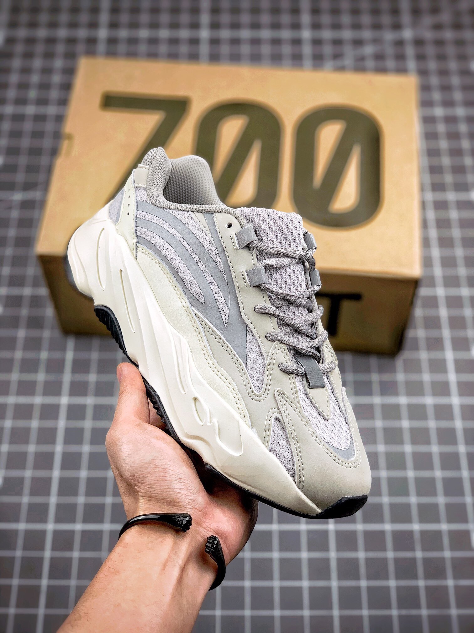 💰180真标💰220公司级💰320纯原版
阿迪orginals yeezy boost 700椰子350满天星500天使限定老爹鞋跑步鞋
市场同价位区间 性价比绝无第二家‼️
正确贝壳头m2k雪地靴aj1开拓者华夫sacai阿甘n头层牛巴革材质 sb dunk黑白熊猫影子灰 原厂3d档案空军纯白全白小麦数据 
原厂纸板 头层nb327皮料 细节与正品欧文篮球鞋对版
中底内置 basf 科技，材质轻便 穿着软硬适中。 全套纸板模具 原厂韩国gblight 反光材料和prime asia皮料 一切遵循公司货成型打造！ 
尺码：36 36.5 37 38 38.5 39 40 40.5 41 42 42.5 43 44 44.5 45 46

主营：阿迪达斯 耐克 匡威 万斯 麦昆 古驰 斯凯奇 nb 新百伦 斐乐 巴黎世家 
椰子350 椰子500 椰子700 m2k 贝壳头 1970s 三叶草 nb550 nb327 nb992
古驰做旧 古驰小脏鞋 古驰小蜜蜂 sb dunk 空军一号 老爹鞋 aj1 aj3 aj4 aj5 aj11 aj34 aj36 aj312 g.t cut 闪电倒勾 篮球鞋：利拉德7 利拉德6 利拉德5 欧文7代 欧文6 欧文5 欧文4 欧文3 欧文2 欧文1 詹姆斯18代 詹姆斯17 詹姆斯16 詹姆斯15 詹姆斯14 詹姆斯13 詹姆斯12 詹姆斯11 詹姆斯5 詹姆斯4 科比5代 科比1 科比4 科比7 科比8 科比9 科比10 科比12 字母哥2代 字母哥1代 字母哥3代 哈登5代 哈登4代 哈登3 哈登2 哈登1 库里8代 库里7 库里6 库里5 库里4 ……系列 欢
#原盒配件 原厂中底钢印、拉帮完美
Size:36 36.5 37.5 38 38.5 39 40 40.5 41 42 42.5 43 44 44.5 45
现货跑量工厂长期主打款真正的好货不靠吹嘘
质量我们替你把关，你还在犹豫什么，撸起袖子加油干。
全部男女鞋，真标真爆带半码
耐克 阿迪达斯 三叶草 椰子350 v2 sb dunk 古驰脏脏鞋 麦昆 匡威1970s 万斯 vans 范斯 新百伦 乔丹 air jordan 亚瑟士 斯凯奇 斐乐 彪马 锐步 mlb  fila 鬼冢虎 莆田鞋   板鞋 樱花粉  af1 高帮 纯白 复古  满天星 解构 鞋盾   小麦色  蓝粉  马卡龙 低帮 独角兽 鸳鸯 联名 童鞋  冰淇淋  骨白冰蓝  白蓝 黑色 小白鞋 电玩像素 黑白 涂鸦 镭射 雾霾 白色  diy  1970s 夜光  大童 泼墨 中帮 黑武士 洛克公园 魔术贴 情侣 经典 四钩 奶咖色 刮刮乐 白丝绸 白银 3m 反光 白绿夜光 白橙双钩 小雏菊  权志龙 白绿橙 off white 飞线  金钩 冰块 小银钩 笑脸 缝线  剪纸 纯黑 蓝丝绸  情人节限定  白金 蓝白 354 黑曜石   熊猫 像素  冰蓝 四小勾 水晶底 寿桃 洞洞鞋 彩虹像素  灰色 air force 1 黑色   拖鞋 aj4 aj35 aj11 篮球鞋 莆田 aj3 aj6 aj13 aj7 童鞋 儿童鞋  aj312   aj36 黑白奥利奥  传奇蓝  aj32  限量版 飞人拖鞋 康扣  熊猫 北卡蓝  low  白水泥  藤原浩  aj34郭艾伦 影子灰  蒂芙尼绿 aj10 倒钩  aj9 冰雪奇缘 黑曜石 aj31  aj270 球鞋  大魔王 冰激凌  樱木花道  热熔岩  迪奥联名  胭脂红 凉鞋 aj15  满天星 水泥灰 芝加哥 鸳鸯 aj28  情侣 aj28 樱花粉 电玩像素 北卡蓝 小迪奥 粉色 樱花粉 电玩像素  烟灰 变色龙 兵马俑 大巴黎 aj16  兔八哥  马卡龙  大学蓝 aj30 黑水泥  白蛇 叶绿素 火影 白水泥 情人节限定 粉蛇 黑红 球鞋gtcut   kobe球鞋 zoom kobe 500黑武士 2022r nike星空 gt球鞋 zoom跑鞋 纽巴伦990 nikecourt女鞋 zoom aj1 nb827 斐乐hike nike青花瓷 aj镭射 科6 next跑鞋 宇航员2.0 小白鞋 男鞋 运动鞋 斯凯奇 斐乐 板鞋 aj 彪马 新百伦 亚瑟士 new balance adidas 阿迪达斯 篮球鞋 空军一号 纯白  跑步鞋 vision street wear puma 女运动休闲鞋 nb  情侣鞋 球鞋 dunk 美津浓 欧文7  运动鞋女款跑步鞋 休闲男鞋  aj1 拖鞋 耐克鞋男新款 鞋子 童鞋 男款  飞马  zoom 超级飞马 跑鞋  老爹鞋 air max 儿童鞋子 男士 飞马38 m2k 日落 黑白熊猫  女款  飞马39  男款 阿甘鞋 飞马37  夏季  dunk sb 华夫鞋 凉鞋  开拓者 夏款 毛毛虫  气垫 air zoom 休闲鞋 高帮 帆布鞋 sacai 2022 vapormax 赤足  飞马36 af1 紫葡萄 树莓紫  winflo8 court女鞋 网鞋 zoom 破二  dc0774 拖鞋 superfly 子弹头 dunk黑白熊猫 blazer max270 欧文7 小童鞋  阿尔法 欧文8 登月 星空 莆田  黑武士 airmax97 贝壳头 三叶草 boost   forum 椰子鞋  yeezy  neo  暗夜精灵 金标 椰子 350 v2  ultraboost 清风 阿尔法 涉水鞋 ub21 ub22  forum84 ub nmd 爆米花 pro2 cut  supernova x9000 椰子500  小椰子 forum low 史密斯 椰子700  樱花系列女鞋 新百伦530 327   574   5740 满天星 992 550 990 303 nb2002ra 302 元祖灰 993 990v5 nb300 ms327 580 999 nb327新百伦 新百伦878 nb300 5740奶茶色 m5740nb5740 997 608 452 nbms327 992元祖灰 996 880 低帮  倒钩  aj1 low 北卡蓝 黑曜石  倒钩藤原浩鞋 芝加哥 禁穿 小迪奥aj1 aj1大学蓝 樱花粉 烟灰   闪电倒钩 mid  影子灰 白丝绸   黑红脚趾 黑红 马卡龙 小dior 蒂芙尼绿 黑脚趾 小摩卡 蜘蛛侠 兔八哥 莆田纯原 纯白 中帮 黑粉脚趾 鸳鸯 low摩卡棕 扣碎 倒钩低帮 小闪电 凯尔特人 芝加哥ow联名 灰白 红豆奶茶 叛逆 换底 扣碎篮板 摩卡棕 迪奥联名鞋 皇家蓝 低帮女鞋倒钩白棕 泡泡糖 黑粉脚趾 北卡蓝低帮 黑绿脚趾 影子灰 蒂芙尼绿 黑脚趾 浆果粉  扣碎篮板 鸳鸯 冰淇淋 白丝绸 激光蓝 offwhite联名 黑粉脚趾	 蓝 水洗丹宁 情人节 午夜蓝 凯尔特人 泡泡糖  男鞋 女鞋 夏季 儿童 拖鞋  小众鞋 篮球鞋 凉鞋 运动鞋 跑步鞋 童鞋  板鞋  日落  足球鞋 小白鞋 跑鞋 老爹鞋 zoom 超级飞马 36 37 38   sb   dunk  鞋子 新款 m2k air max   薄款 赤足5.0  星空 登月