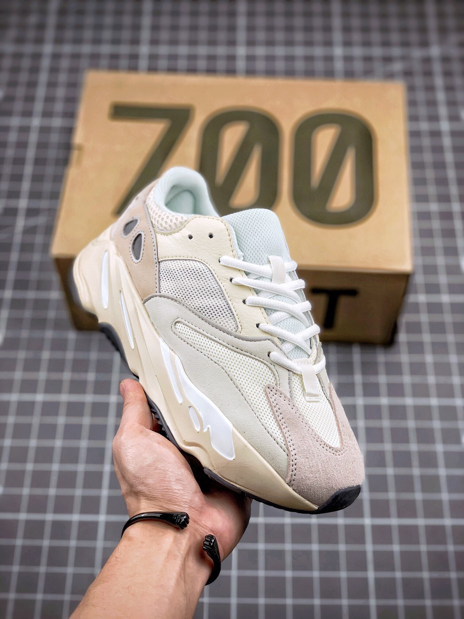 💰180真标💰220公司级💰320纯原版
阿迪orginals yeezy boost 700椰子350满天星500天使限定老爹鞋跑步鞋
市场同价位区间 性价比绝无第二家‼️
正确贝壳头m2k雪地靴aj1开拓者华夫sacai阿甘n头层牛巴革材质 sb dunk黑白熊猫影子灰 原厂3d档案空军纯白全白小麦数据 
原厂纸板 头层nb327皮料 细节与正品欧文篮球鞋对版
中底内置 basf 科技，材质轻便 穿着软硬适中。 全套纸板模具 原厂韩国gblight 反光材料和prime asia皮料 一切遵循公司货成型打造！ 
尺码：36 36.5 37 38 38.5 39 40 40.5 41 42 42.5 43 44 44.5 45 46

主营：阿迪达斯 耐克 匡威 万斯 麦昆 古驰 斯凯奇 nb 新百伦 斐乐 巴黎世家 
椰子350 椰子500 椰子700 m2k 贝壳头 1970s 三叶草 nb550 nb327 nb992
古驰做旧 古驰小脏鞋 古驰小蜜蜂 sb dunk 空军一号 老爹鞋 aj1 aj3 aj4 aj5 aj11 aj34 aj36 aj312 g.t cut 闪电倒勾 篮球鞋：利拉德7 利拉德6 利拉德5 欧文7代 欧文6 欧文5 欧文4 欧文3 欧文2 欧文1 詹姆斯18代 詹姆斯17 詹姆斯16 詹姆斯15 詹姆斯14 詹姆斯13 詹姆斯12 詹姆斯11 詹姆斯5 詹姆斯4 科比5代 科比1 科比4 科比7 科比8 科比9 科比10 科比12 字母哥2代 字母哥1代 字母哥3代 哈登5代 哈登4代 哈登3 哈登2 哈登1 库里8代 库里7 库里6 库里5 库里4 ……系列 欢
#原盒配件 原厂中底钢印、拉帮完美
Size:36 36.5 37.5 38 38.5 39 40 40.5 41 42 42.5 43 44 44.5 45
现货跑量工厂长期主打款真正的好货不靠吹嘘
质量我们替你把关，你还在犹豫什么，撸起袖子加油干。
全部男女鞋，真标真爆带半码
耐克 阿迪达斯 三叶草 椰子350 v2 sb dunk 古驰脏脏鞋 麦昆 匡威1970s 万斯 vans 范斯 新百伦 乔丹 air jordan 亚瑟士 斯凯奇 斐乐 彪马 锐步 mlb  fila 鬼冢虎 莆田鞋   板鞋 樱花粉  af1 高帮 纯白 复古  满天星 解构 鞋盾   小麦色  蓝粉  马卡龙 低帮 独角兽 鸳鸯 联名 童鞋  冰淇淋  骨白冰蓝  白蓝 黑色 小白鞋 电玩像素 黑白 涂鸦 镭射 雾霾 白色  diy  1970s 夜光  大童 泼墨 中帮 黑武士 洛克公园 魔术贴 情侣 经典 四钩 奶咖色 刮刮乐 白丝绸 白银 3m 反光 白绿夜光 白橙双钩 小雏菊  权志龙 白绿橙 off white 飞线  金钩 冰块 小银钩 笑脸 缝线  剪纸 纯黑 蓝丝绸  情人节限定  白金 蓝白 354 黑曜石   熊猫 像素  冰蓝 四小勾 水晶底 寿桃 洞洞鞋 彩虹像素  灰色 air force 1 黑色   拖鞋 aj4 aj35 aj11 篮球鞋 莆田 aj3 aj6 aj13 aj7 童鞋 儿童鞋  aj312   aj36 黑白奥利奥  传奇蓝  aj32  限量版 飞人拖鞋 康扣  熊猫 北卡蓝  low  白水泥  藤原浩  aj34郭艾伦 影子灰  蒂芙尼绿 aj10 倒钩  aj9 冰雪奇缘 黑曜石 aj31  aj270 球鞋  大魔王 冰激凌  樱木花道  热熔岩  迪奥联名  胭脂红 凉鞋 aj15  满天星 水泥灰 芝加哥 鸳鸯 aj28  情侣 aj28 樱花粉 电玩像素 北卡蓝 小迪奥 粉色 樱花粉 电玩像素  烟灰 变色龙 兵马俑 大巴黎 aj16  兔八哥  马卡龙  大学蓝 aj30 黑水泥  白蛇 叶绿素 火影 白水泥 情人节限定 粉蛇 黑红 球鞋gtcut   kobe球鞋 zoom kobe 500黑武士 2022r nike星空 gt球鞋 zoom跑鞋 纽巴伦990 nikecourt女鞋 zoom aj1 nb827 斐乐hike nike青花瓷 aj镭射 科6 next跑鞋 宇航员2.0 小白鞋 男鞋 运动鞋 斯凯奇 斐乐 板鞋 aj 彪马 新百伦 亚瑟士 new balance adidas 阿迪达斯 篮球鞋 空军一号 纯白  跑步鞋 vision street wear puma 女运动休闲鞋 nb  情侣鞋 球鞋 dunk 美津浓 欧文7  运动鞋女款跑步鞋 休闲男鞋  aj1 拖鞋 耐克鞋男新款 鞋子 童鞋 男款  飞马  zoom 超级飞马 跑鞋  老爹鞋 air max 儿童鞋子 男士 飞马38 m2k 日落 黑白熊猫  女款  飞马39  男款 阿甘鞋 飞马37  夏季  dunk sb 华夫鞋 凉鞋  开拓者 夏款 毛毛虫  气垫 air zoom 休闲鞋 高帮 帆布鞋 sacai 2022 vapormax 赤足  飞马36 af1 紫葡萄 树莓紫  winflo8 court女鞋 网鞋 zoom 破二  dc0774 拖鞋 superfly 子弹头 dunk黑白熊猫 blazer max270 欧文7 小童鞋  阿尔法 欧文8 登月 星空 莆田  黑武士 airmax97 贝壳头 三叶草 boost   forum 椰子鞋  yeezy  neo  暗夜精灵 金标 椰子 350 v2  ultraboost 清风 阿尔法 涉水鞋 ub21 ub22  forum84 ub nmd 爆米花 pro2 cut  supernova x9000 椰子500  小椰子 forum low 史密斯 椰子700  樱花系列女鞋 新百伦530 327   574   5740 满天星 992 550 990 303 nb2002ra 302 元祖灰 993 990v5 nb300 ms327 580 999 nb327新百伦 新百伦878 nb300 5740奶茶色 m5740nb5740 997 608 452 nbms327 992元祖灰 996 880 低帮  倒钩  aj1 low 北卡蓝 黑曜石  倒钩藤原浩鞋 芝加哥 禁穿 小迪奥aj1 aj1大学蓝 樱花粉 烟灰   闪电倒钩 mid  影子灰 白丝绸   黑红脚趾 黑红 马卡龙 小dior 蒂芙尼绿 黑脚趾 小摩卡 蜘蛛侠 兔八哥 莆田纯原 纯白 中帮 黑粉脚趾 鸳鸯 low摩卡棕 扣碎 倒钩低帮 小闪电 凯尔特人 芝加哥ow联名 灰白 红豆奶茶 叛逆 换底 扣碎篮板 摩卡棕 迪奥联名鞋 皇家蓝 低帮女鞋倒钩白棕 泡泡糖 黑粉脚趾 北卡蓝低帮 黑绿脚趾 影子灰 蒂芙尼绿 黑脚趾 浆果粉  扣碎篮板 鸳鸯 冰淇淋 白丝绸 激光蓝 offwhite联名 黑粉脚趾	 蓝 水洗丹宁 情人节 午夜蓝 凯尔特人 泡泡糖  男鞋 女鞋 夏季 儿童 拖鞋  小众鞋 篮球鞋 凉鞋 运动鞋 跑步鞋 童鞋  板鞋  日落  足球鞋 小白鞋 跑鞋 老爹鞋 zoom 超级飞马 36 37 38   sb   dunk  鞋子 新款 m2k air max   薄款 赤足5.0  星空 登月