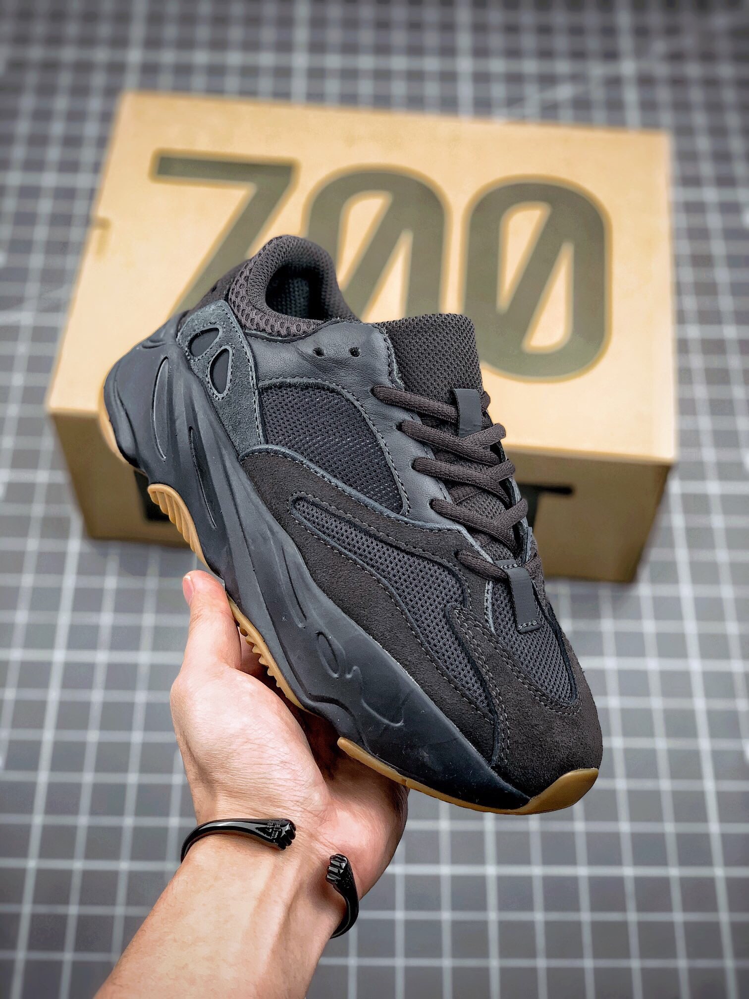 💰180真标💰220公司级💰320纯原版
阿迪orginals yeezy boost 700椰子350满天星500天使限定老爹鞋跑步鞋
市场同价位区间 性价比绝无第二家‼️
正确贝壳头m2k雪地靴aj1开拓者华夫sacai阿甘n头层牛巴革材质 sb dunk黑白熊猫影子灰 原厂3d档案空军纯白全白小麦数据 
原厂纸板 头层nb327皮料 细节与正品欧文篮球鞋对版
中底内置 basf 科技，材质轻便 穿着软硬适中。 全套纸板模具 原厂韩国gblight 反光材料和prime asia皮料 一切遵循公司货成型打造！ 
尺码：36 36.5 37 38 38.5 39 40 40.5 41 42 42.5 43 44 44.5 45 46

主营：阿迪达斯 耐克 匡威 万斯 麦昆 古驰 斯凯奇 nb 新百伦 斐乐 巴黎世家 
椰子350 椰子500 椰子700 m2k 贝壳头 1970s 三叶草 nb550 nb327 nb992
古驰做旧 古驰小脏鞋 古驰小蜜蜂 sb dunk 空军一号 老爹鞋 aj1 aj3 aj4 aj5 aj11 aj34 aj36 aj312 g.t cut 闪电倒勾 篮球鞋：利拉德7 利拉德6 利拉德5 欧文7代 欧文6 欧文5 欧文4 欧文3 欧文2 欧文1 詹姆斯18代 詹姆斯17 詹姆斯16 詹姆斯15 詹姆斯14 詹姆斯13 詹姆斯12 詹姆斯11 詹姆斯5 詹姆斯4 科比5代 科比1 科比4 科比7 科比8 科比9 科比10 科比12 字母哥2代 字母哥1代 字母哥3代 哈登5代 哈登4代 哈登3 哈登2 哈登1 库里8代 库里7 库里6 库里5 库里4 ……系列 欢
#原盒配件 原厂中底钢印、拉帮完美
Size:36 36.5 37.5 38 38.5 39 40 40.5 41 42 42.5 43 44 44.5 45
现货跑量工厂长期主打款真正的好货不靠吹嘘
质量我们替你把关，你还在犹豫什么，撸起袖子加油干。
全部男女鞋，真标真爆带半码
耐克 阿迪达斯 三叶草 椰子350 v2 sb dunk 古驰脏脏鞋 麦昆 匡威1970s 万斯 vans 范斯 新百伦 乔丹 air jordan 亚瑟士 斯凯奇 斐乐 彪马 锐步 mlb  fila 鬼冢虎 莆田鞋   板鞋 樱花粉  af1 高帮 纯白 复古  满天星 解构 鞋盾   小麦色  蓝粉  马卡龙 低帮 独角兽 鸳鸯 联名 童鞋  冰淇淋  骨白冰蓝  白蓝 黑色 小白鞋 电玩像素 黑白 涂鸦 镭射 雾霾 白色  diy  1970s 夜光  大童 泼墨 中帮 黑武士 洛克公园 魔术贴 情侣 经典 四钩 奶咖色 刮刮乐 白丝绸 白银 3m 反光 白绿夜光 白橙双钩 小雏菊  权志龙 白绿橙 off white 飞线  金钩 冰块 小银钩 笑脸 缝线  剪纸 纯黑 蓝丝绸  情人节限定  白金 蓝白 354 黑曜石   熊猫 像素  冰蓝 四小勾 水晶底 寿桃 洞洞鞋 彩虹像素  灰色 air force 1 黑色   拖鞋 aj4 aj35 aj11 篮球鞋 莆田 aj3 aj6 aj13 aj7 童鞋 儿童鞋  aj312   aj36 黑白奥利奥  传奇蓝  aj32  限量版 飞人拖鞋 康扣  熊猫 北卡蓝  low  白水泥  藤原浩  aj34郭艾伦 影子灰  蒂芙尼绿 aj10 倒钩  aj9 冰雪奇缘 黑曜石 aj31  aj270 球鞋  大魔王 冰激凌  樱木花道  热熔岩  迪奥联名  胭脂红 凉鞋 aj15  满天星 水泥灰 芝加哥 鸳鸯 aj28  情侣 aj28 樱花粉 电玩像素 北卡蓝 小迪奥 粉色 樱花粉 电玩像素  烟灰 变色龙 兵马俑 大巴黎 aj16  兔八哥  马卡龙  大学蓝 aj30 黑水泥  白蛇 叶绿素 火影 白水泥 情人节限定 粉蛇 黑红 球鞋gtcut   kobe球鞋 zoom kobe 500黑武士 2022r nike星空 gt球鞋 zoom跑鞋 纽巴伦990 nikecourt女鞋 zoom aj1 nb827 斐乐hike nike青花瓷 aj镭射 科6 next跑鞋 宇航员2.0 小白鞋 男鞋 运动鞋 斯凯奇 斐乐 板鞋 aj 彪马 新百伦 亚瑟士 new balance adidas 阿迪达斯 篮球鞋 空军一号 纯白  跑步鞋 vision street wear puma 女运动休闲鞋 nb  情侣鞋 球鞋 dunk 美津浓 欧文7  运动鞋女款跑步鞋 休闲男鞋  aj1 拖鞋 耐克鞋男新款 鞋子 童鞋 男款  飞马  zoom 超级飞马 跑鞋  老爹鞋 air max 儿童鞋子 男士 飞马38 m2k 日落 黑白熊猫  女款  飞马39  男款 阿甘鞋 飞马37  夏季  dunk sb 华夫鞋 凉鞋  开拓者 夏款 毛毛虫  气垫 air zoom 休闲鞋 高帮 帆布鞋 sacai 2022 vapormax 赤足  飞马36 af1 紫葡萄 树莓紫  winflo8 court女鞋 网鞋 zoom 破二  dc0774 拖鞋 superfly 子弹头 dunk黑白熊猫 blazer max270 欧文7 小童鞋  阿尔法 欧文8 登月 星空 莆田  黑武士 airmax97 贝壳头 三叶草 boost   forum 椰子鞋  yeezy  neo  暗夜精灵 金标 椰子 350 v2  ultraboost 清风 阿尔法 涉水鞋 ub21 ub22  forum84 ub nmd 爆米花 pro2 cut  supernova x9000 椰子500  小椰子 forum low 史密斯 椰子700  樱花系列女鞋 新百伦530 327   574   5740 满天星 992 550 990 303 nb2002ra 302 元祖灰 993 990v5 nb300 ms327 580 999 nb327新百伦 新百伦878 nb300 5740奶茶色 m5740nb5740 997 608 452 nbms327 992元祖灰 996 880 低帮  倒钩  aj1 low 北卡蓝 黑曜石  倒钩藤原浩鞋 芝加哥 禁穿 小迪奥aj1 aj1大学蓝 樱花粉 烟灰   闪电倒钩 mid  影子灰 白丝绸   黑红脚趾 黑红 马卡龙 小dior 蒂芙尼绿 黑脚趾 小摩卡 蜘蛛侠 兔八哥 莆田纯原 纯白 中帮 黑粉脚趾 鸳鸯 low摩卡棕 扣碎 倒钩低帮 小闪电 凯尔特人 芝加哥ow联名 灰白 红豆奶茶 叛逆 换底 扣碎篮板 摩卡棕 迪奥联名鞋 皇家蓝 低帮女鞋倒钩白棕 泡泡糖 黑粉脚趾 北卡蓝低帮 黑绿脚趾 影子灰 蒂芙尼绿 黑脚趾 浆果粉  扣碎篮板 鸳鸯 冰淇淋 白丝绸 激光蓝 offwhite联名 黑粉脚趾	 蓝 水洗丹宁 情人节 午夜蓝 凯尔特人 泡泡糖  男鞋 女鞋 夏季 儿童 拖鞋  小众鞋 篮球鞋 凉鞋 运动鞋 跑步鞋 童鞋  板鞋  日落  足球鞋 小白鞋 跑鞋 老爹鞋 zoom 超级飞马 36 37 38   sb   dunk  鞋子 新款 m2k air max   薄款 赤足5.0  星空 登月