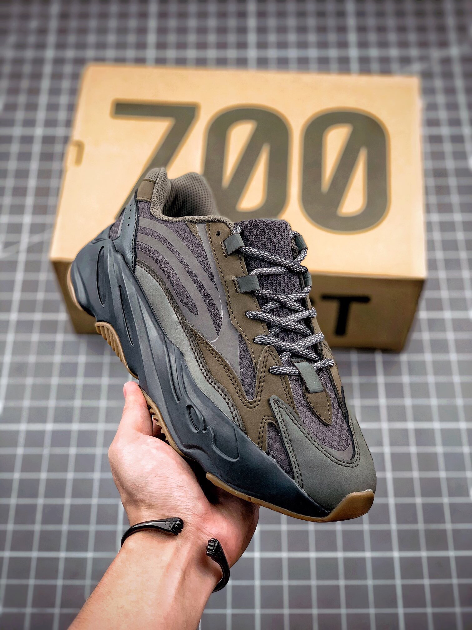 💰180真标💰220公司级💰320纯原版
阿迪orginals yeezy boost 700椰子350满天星500天使限定老爹鞋跑步鞋
市场同价位区间 性价比绝无第二家‼️
正确贝壳头m2k雪地靴aj1开拓者华夫sacai阿甘n头层牛巴革材质 sb dunk黑白熊猫影子灰 原厂3d档案空军纯白全白小麦数据 
原厂纸板 头层nb327皮料 细节与正品欧文篮球鞋对版
中底内置 basf 科技，材质轻便 穿着软硬适中。 全套纸板模具 原厂韩国gblight 反光材料和prime asia皮料 一切遵循公司货成型打造！ 
尺码：36 36.5 37 38 38.5 39 40 40.5 41 42 42.5 43 44 44.5 45 46

主营：阿迪达斯 耐克 匡威 万斯 麦昆 古驰 斯凯奇 nb 新百伦 斐乐 巴黎世家 
椰子350 椰子500 椰子700 m2k 贝壳头 1970s 三叶草 nb550 nb327 nb992
古驰做旧 古驰小脏鞋 古驰小蜜蜂 sb dunk 空军一号 老爹鞋 aj1 aj3 aj4 aj5 aj11 aj34 aj36 aj312 g.t cut 闪电倒勾 篮球鞋：利拉德7 利拉德6 利拉德5 欧文7代 欧文6 欧文5 欧文4 欧文3 欧文2 欧文1 詹姆斯18代 詹姆斯17 詹姆斯16 詹姆斯15 詹姆斯14 詹姆斯13 詹姆斯12 詹姆斯11 詹姆斯5 詹姆斯4 科比5代 科比1 科比4 科比7 科比8 科比9 科比10 科比12 字母哥2代 字母哥1代 字母哥3代 哈登5代 哈登4代 哈登3 哈登2 哈登1 库里8代 库里7 库里6 库里5 库里4 ……系列 欢
#原盒配件 原厂中底钢印、拉帮完美
Size:36 36.5 37.5 38 38.5 39 40 40.5 41 42 42.5 43 44 44.5 45
现货跑量工厂长期主打款真正的好货不靠吹嘘
质量我们替你把关，你还在犹豫什么，撸起袖子加油干。
全部男女鞋，真标真爆带半码
耐克 阿迪达斯 三叶草 椰子350 v2 sb dunk 古驰脏脏鞋 麦昆 匡威1970s 万斯 vans 范斯 新百伦 乔丹 air jordan 亚瑟士 斯凯奇 斐乐 彪马 锐步 mlb  fila 鬼冢虎 莆田鞋   板鞋 樱花粉  af1 高帮 纯白 复古  满天星 解构 鞋盾   小麦色  蓝粉  马卡龙 低帮 独角兽 鸳鸯 联名 童鞋  冰淇淋  骨白冰蓝  白蓝 黑色 小白鞋 电玩像素 黑白 涂鸦 镭射 雾霾 白色  diy  1970s 夜光  大童 泼墨 中帮 黑武士 洛克公园 魔术贴 情侣 经典 四钩 奶咖色 刮刮乐 白丝绸 白银 3m 反光 白绿夜光 白橙双钩 小雏菊  权志龙 白绿橙 off white 飞线  金钩 冰块 小银钩 笑脸 缝线  剪纸 纯黑 蓝丝绸  情人节限定  白金 蓝白 354 黑曜石   熊猫 像素  冰蓝 四小勾 水晶底 寿桃 洞洞鞋 彩虹像素  灰色 air force 1 黑色   拖鞋 aj4 aj35 aj11 篮球鞋 莆田 aj3 aj6 aj13 aj7 童鞋 儿童鞋  aj312   aj36 黑白奥利奥  传奇蓝  aj32  限量版 飞人拖鞋 康扣  熊猫 北卡蓝  low  白水泥  藤原浩  aj34郭艾伦 影子灰  蒂芙尼绿 aj10 倒钩  aj9 冰雪奇缘 黑曜石 aj31  aj270 球鞋  大魔王 冰激凌  樱木花道  热熔岩  迪奥联名  胭脂红 凉鞋 aj15  满天星 水泥灰 芝加哥 鸳鸯 aj28  情侣 aj28 樱花粉 电玩像素 北卡蓝 小迪奥 粉色 樱花粉 电玩像素  烟灰 变色龙 兵马俑 大巴黎 aj16  兔八哥  马卡龙  大学蓝 aj30 黑水泥  白蛇 叶绿素 火影 白水泥 情人节限定 粉蛇 黑红 球鞋gtcut   kobe球鞋 zoom kobe 500黑武士 2022r nike星空 gt球鞋 zoom跑鞋 纽巴伦990 nikecourt女鞋 zoom aj1 nb827 斐乐hike nike青花瓷 aj镭射 科6 next跑鞋 宇航员2.0 小白鞋 男鞋 运动鞋 斯凯奇 斐乐 板鞋 aj 彪马 新百伦 亚瑟士 new balance adidas 阿迪达斯 篮球鞋 空军一号 纯白  跑步鞋 vision street wear puma 女运动休闲鞋 nb  情侣鞋 球鞋 dunk 美津浓 欧文7  运动鞋女款跑步鞋 休闲男鞋  aj1 拖鞋 耐克鞋男新款 鞋子 童鞋 男款  飞马  zoom 超级飞马 跑鞋  老爹鞋 air max 儿童鞋子 男士 飞马38 m2k 日落 黑白熊猫  女款  飞马39  男款 阿甘鞋 飞马37  夏季  dunk sb 华夫鞋 凉鞋  开拓者 夏款 毛毛虫  气垫 air zoom 休闲鞋 高帮 帆布鞋 sacai 2022 vapormax 赤足  飞马36 af1 紫葡萄 树莓紫  winflo8 court女鞋 网鞋 zoom 破二  dc0774 拖鞋 superfly 子弹头 dunk黑白熊猫 blazer max270 欧文7 小童鞋  阿尔法 欧文8 登月 星空 莆田  黑武士 airmax97 贝壳头 三叶草 boost   forum 椰子鞋  yeezy  neo  暗夜精灵 金标 椰子 350 v2  ultraboost 清风 阿尔法 涉水鞋 ub21 ub22  forum84 ub nmd 爆米花 pro2 cut  supernova x9000 椰子500  小椰子 forum low 史密斯 椰子700  樱花系列女鞋 新百伦530 327   574   5740 满天星 992 550 990 303 nb2002ra 302 元祖灰 993 990v5 nb300 ms327 580 999 nb327新百伦 新百伦878 nb300 5740奶茶色 m5740nb5740 997 608 452 nbms327 992元祖灰 996 880 低帮  倒钩  aj1 low 北卡蓝 黑曜石  倒钩藤原浩鞋 芝加哥 禁穿 小迪奥aj1 aj1大学蓝 樱花粉 烟灰   闪电倒钩 mid  影子灰 白丝绸   黑红脚趾 黑红 马卡龙 小dior 蒂芙尼绿 黑脚趾 小摩卡 蜘蛛侠 兔八哥 莆田纯原 纯白 中帮 黑粉脚趾 鸳鸯 low摩卡棕 扣碎 倒钩低帮 小闪电 凯尔特人 芝加哥ow联名 灰白 红豆奶茶 叛逆 换底 扣碎篮板 摩卡棕 迪奥联名鞋 皇家蓝 低帮女鞋倒钩白棕 泡泡糖 黑粉脚趾 北卡蓝低帮 黑绿脚趾 影子灰 蒂芙尼绿 黑脚趾 浆果粉  扣碎篮板 鸳鸯 冰淇淋 白丝绸 激光蓝 offwhite联名 黑粉脚趾	 蓝 水洗丹宁 情人节 午夜蓝 凯尔特人 泡泡糖  男鞋 女鞋 夏季 儿童 拖鞋  小众鞋 篮球鞋 凉鞋 运动鞋 跑步鞋 童鞋  板鞋  日落  足球鞋 小白鞋 跑鞋 老爹鞋 zoom 超级飞马 36 37 38   sb   dunk  鞋子 新款 m2k air max   薄款 赤足5.0  星空 登月